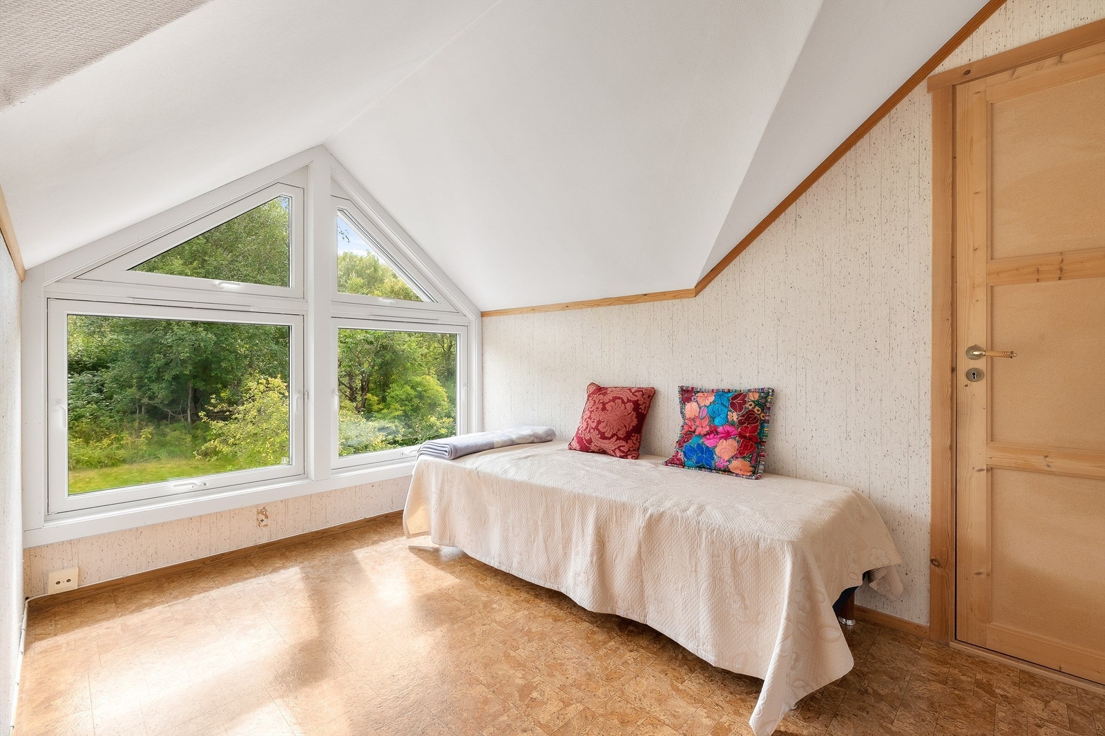 På loftet finner du en romslig loftsstue med gode innredningsmuligheter. Galleribilde