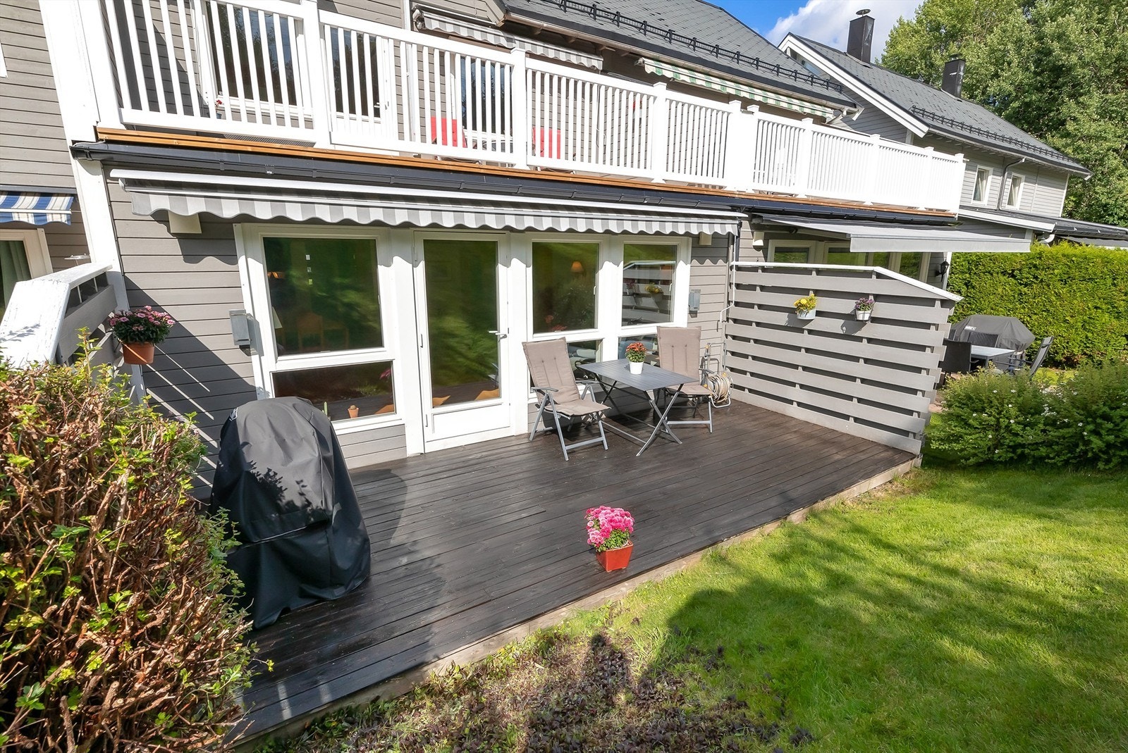 På sommerstid oppleves terrassen som en naturlig og fin forlengelse av stuen. Galleribilde