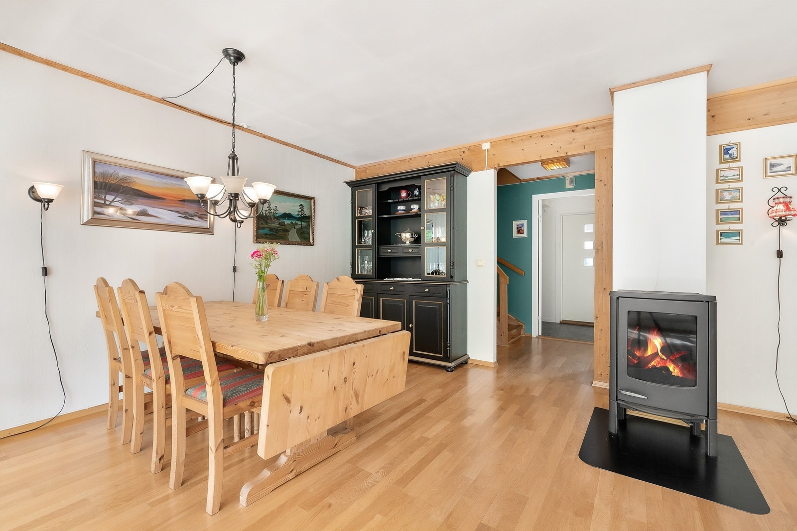 Det er også en naturlig og fin plass for å innrede med et spisebord med plass til å invitere familie og venner på middagsselskaper. Galleribilde