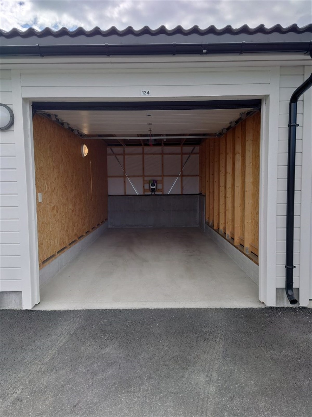 Boligen disponerer en garasjeplass med lader for el-bil. Galleribilde