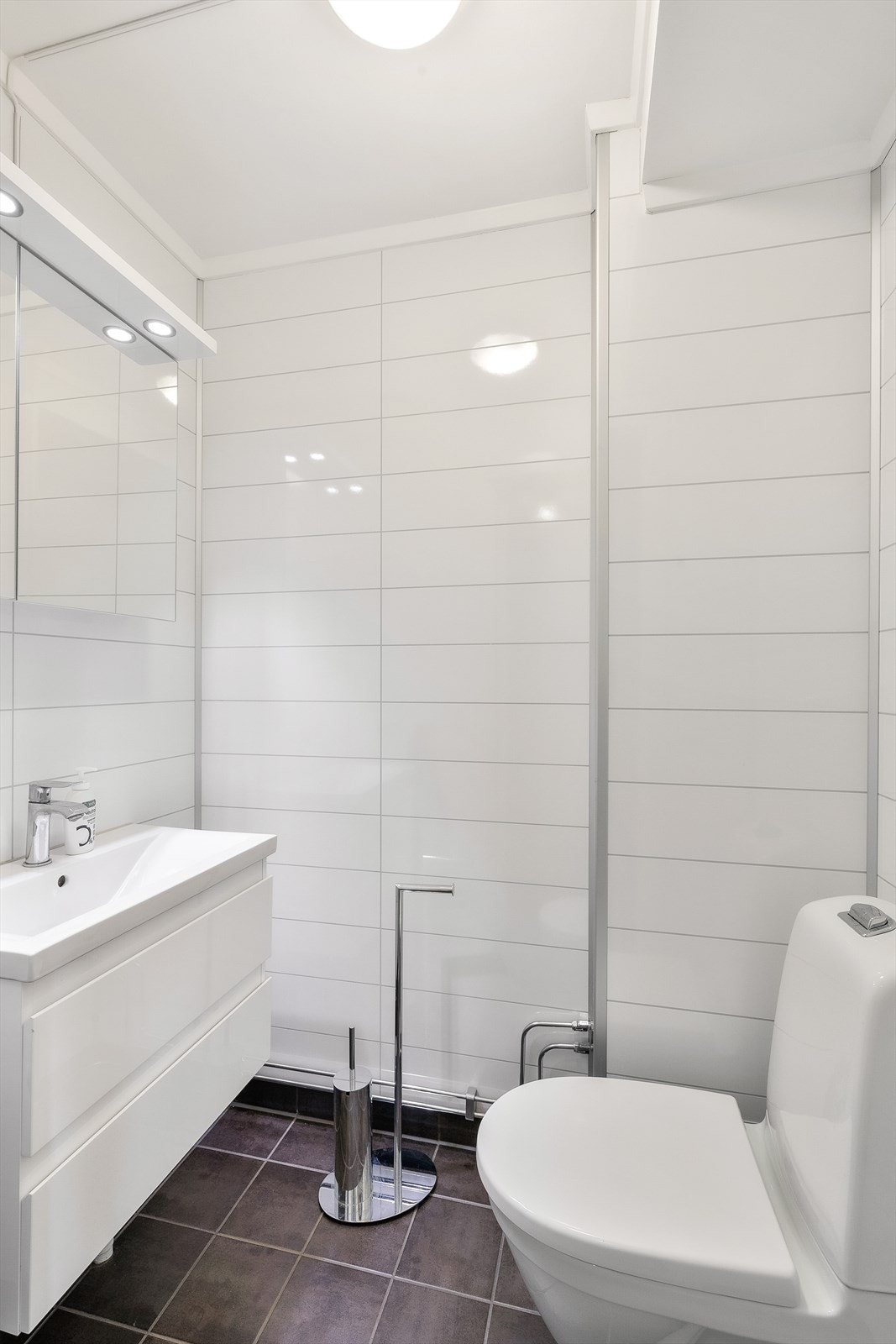 I første etasje finner du også et praktisk toalettrom. Rommet er flislagt på gulv med varmekabler. Galleribilde