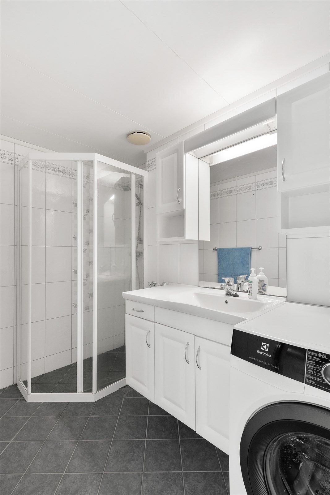 Badet ble totalrenovert i 2000 og er pent flislagt på gulv og vegger med varme i gulvet. Galleribilde