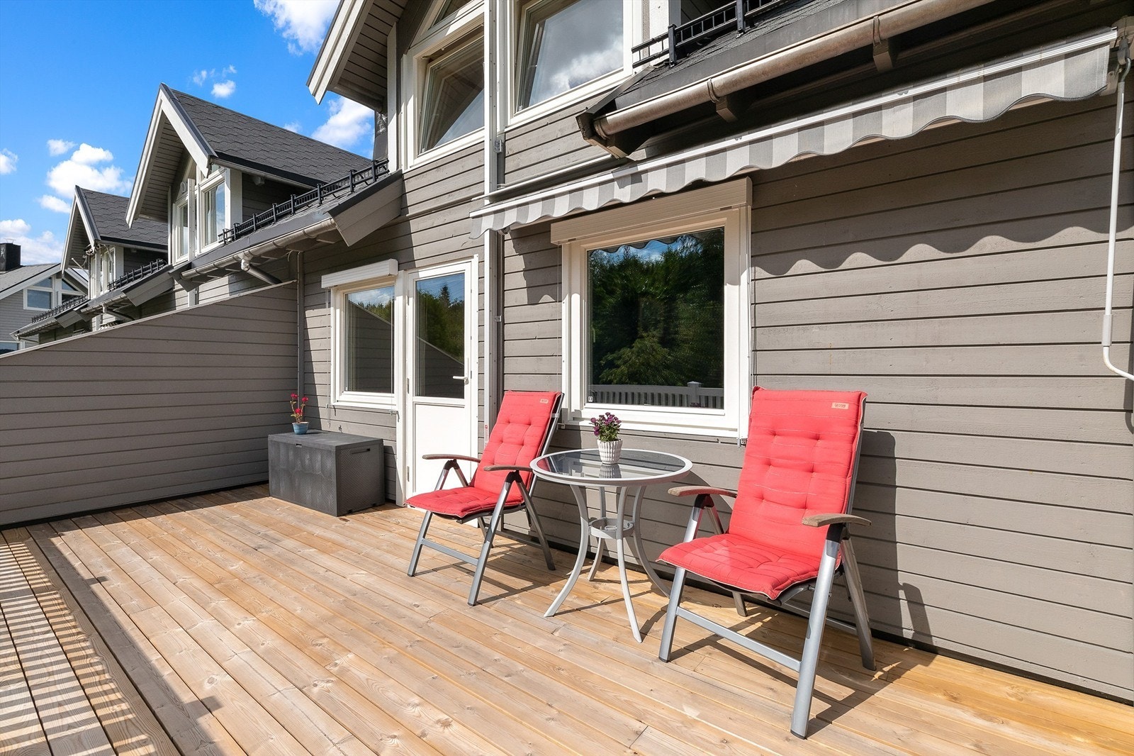 Fra hovedsoverommet kommer du ut til boligens balkong. Galleribilde