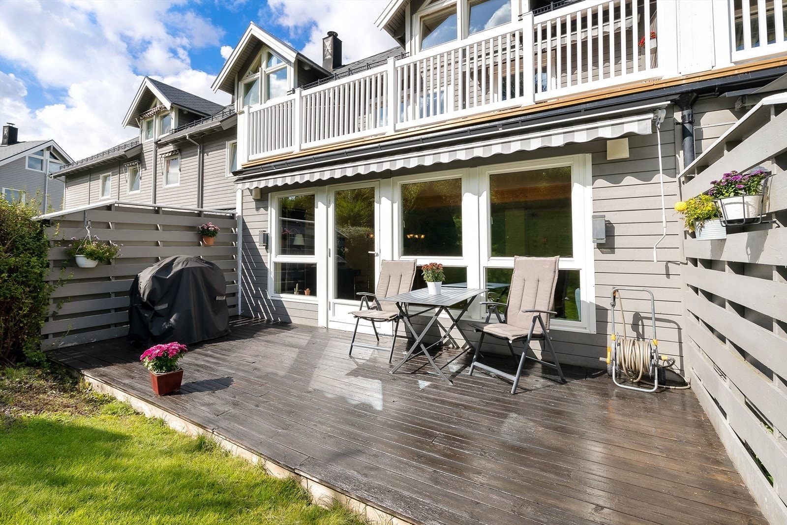 Boligen oppleves lys og luftig med og har en praktisk og familievennlig planløsning med god størrelse på alle rom. Galleribilde