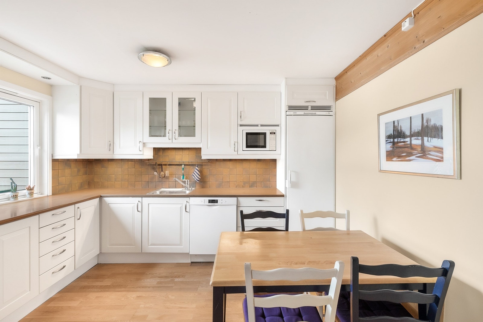 For mange er kjøkkenet det viktigste rommet i boligen. Her er kjøkkenet holdt i en praktisk separat løsning, noe som skaper en fin sone for matlagingen. Galleribilde