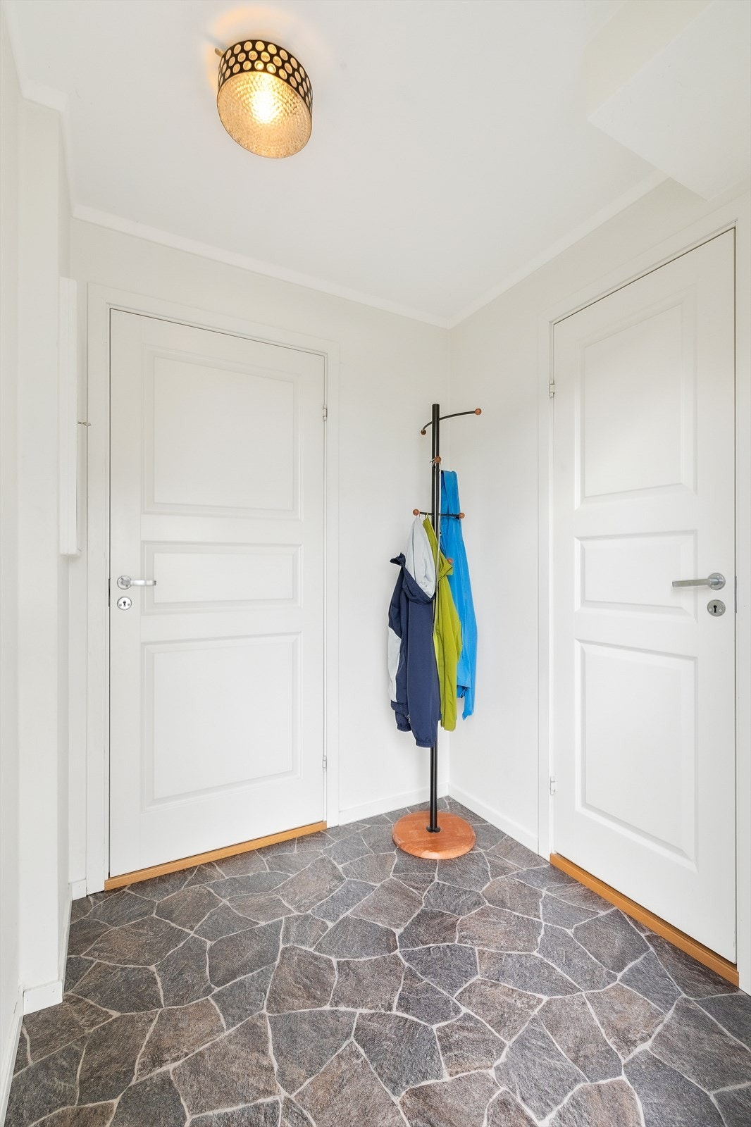 Boligens entré er lys og innbydende og gir et meget godt førsteinntrykk. Her er det rikelig med plass til å henge fra seg yttertøyet og sette fra seg sko. Galleribilde