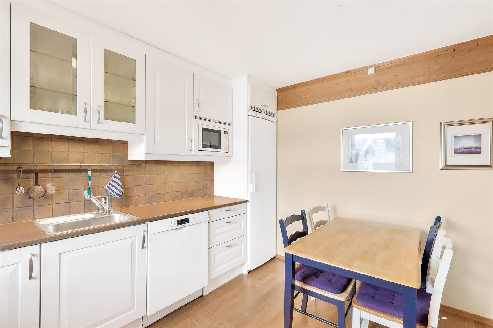 Den gode benkeplassen gjør det enkelt å diske opp lekre middager. Det er frittstående hvitevarer. Kjøleskap, komfyr og oppvaskmaskin medfølger. Galleribilde