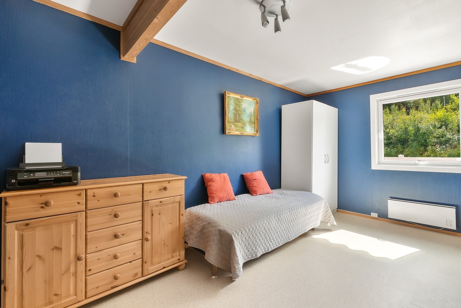 Boligens resterende soverom er også romslige og passer ypperlig som barnerom, gjesterom eller kontor. Galleribilde