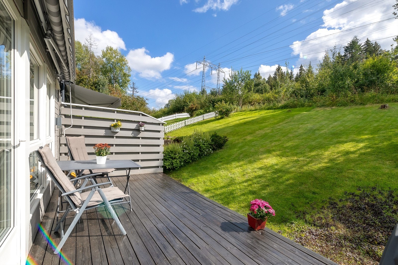 Fra stuen kommer du ut til boligens nordvendte terrasseplatting på hele 28 kvm. Galleribilde