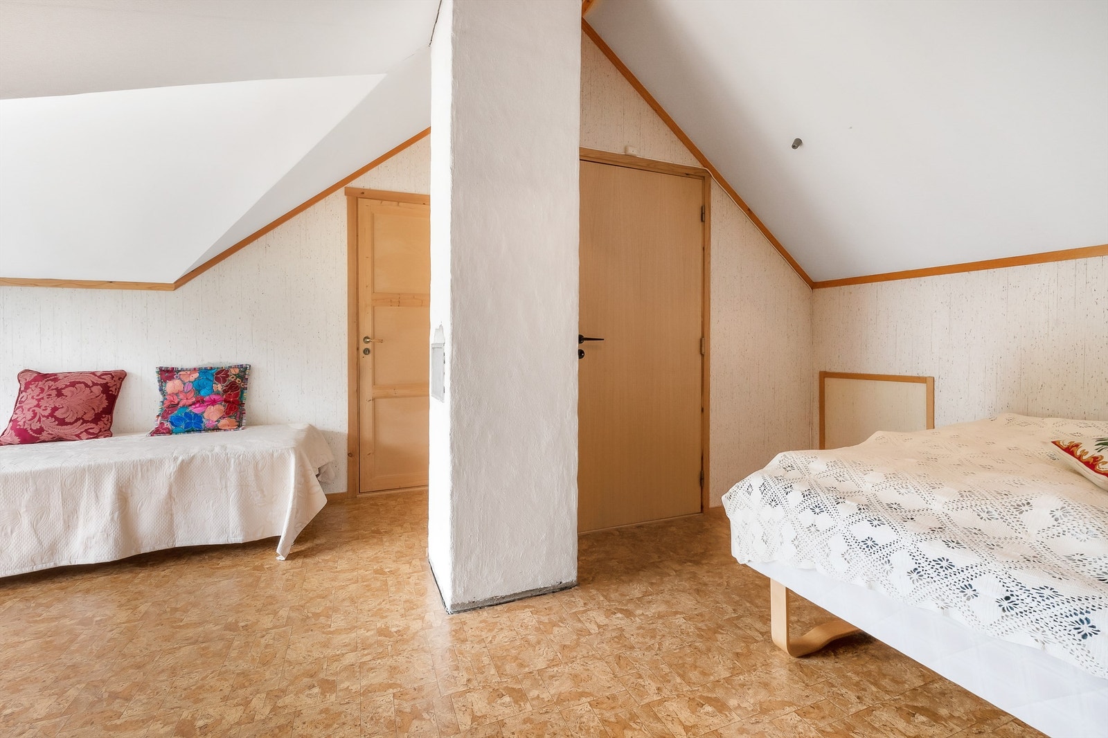 Rommet er i dag innredet med seng og oppbevaringsmøblement. Galleribilde