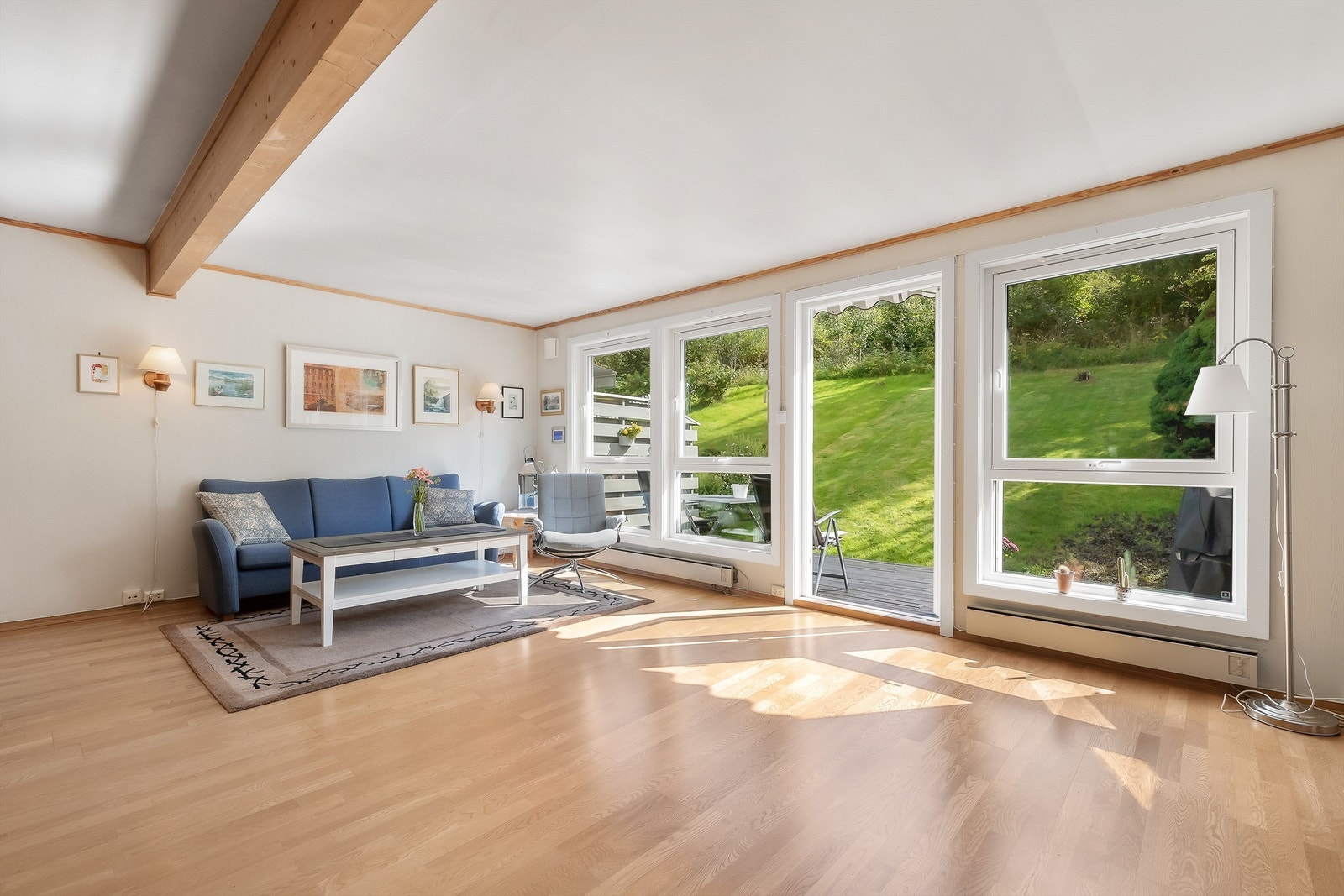 Stuen er romslig og kan enkelt innredes med en hyggelig sofagruppe med tilhørende salongbord og annet ønskelig stuemøblement. Galleribilde