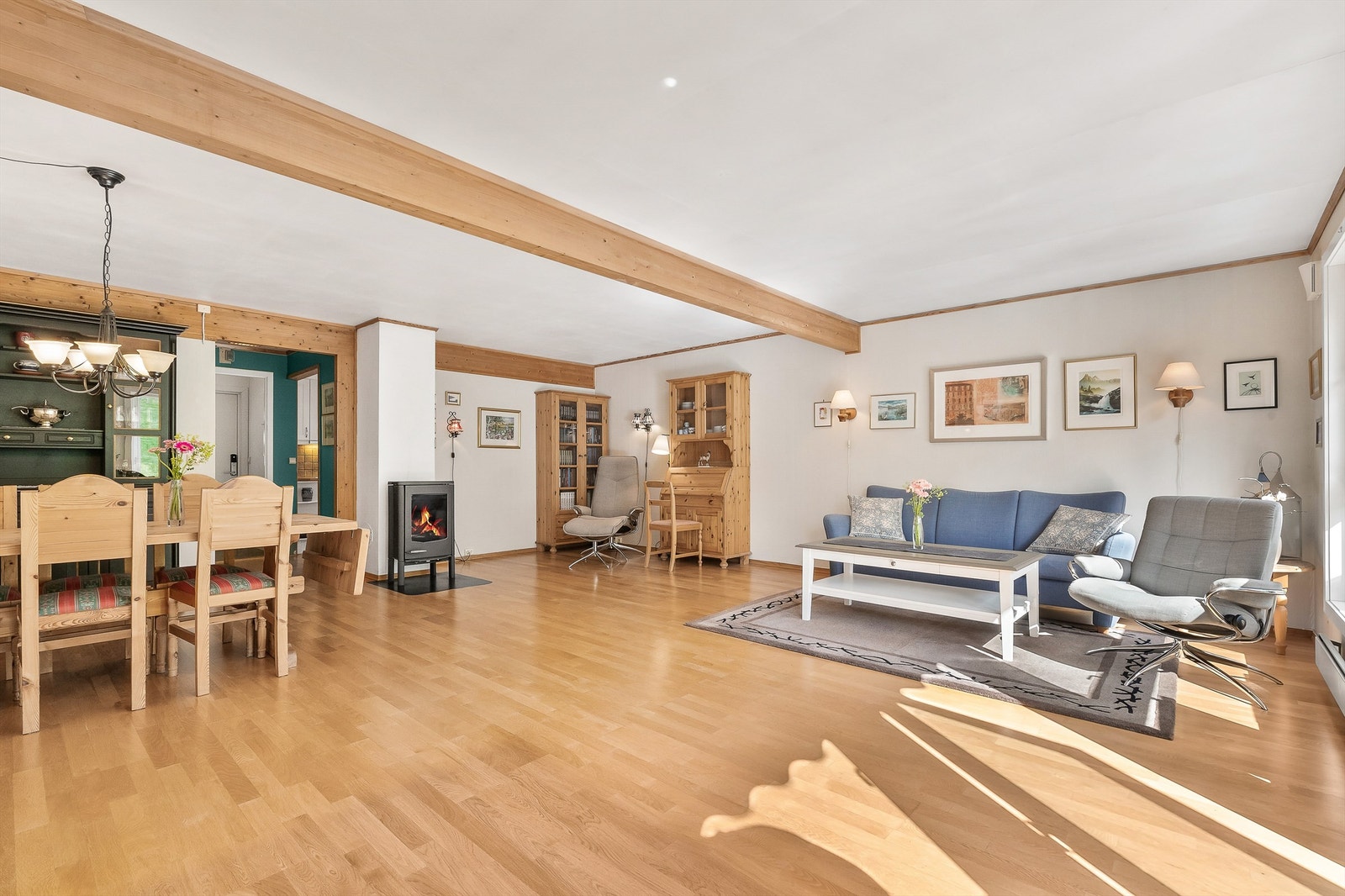 Stuens gode størrelse tillater innredning med flere hyggelige soner. Galleribilde