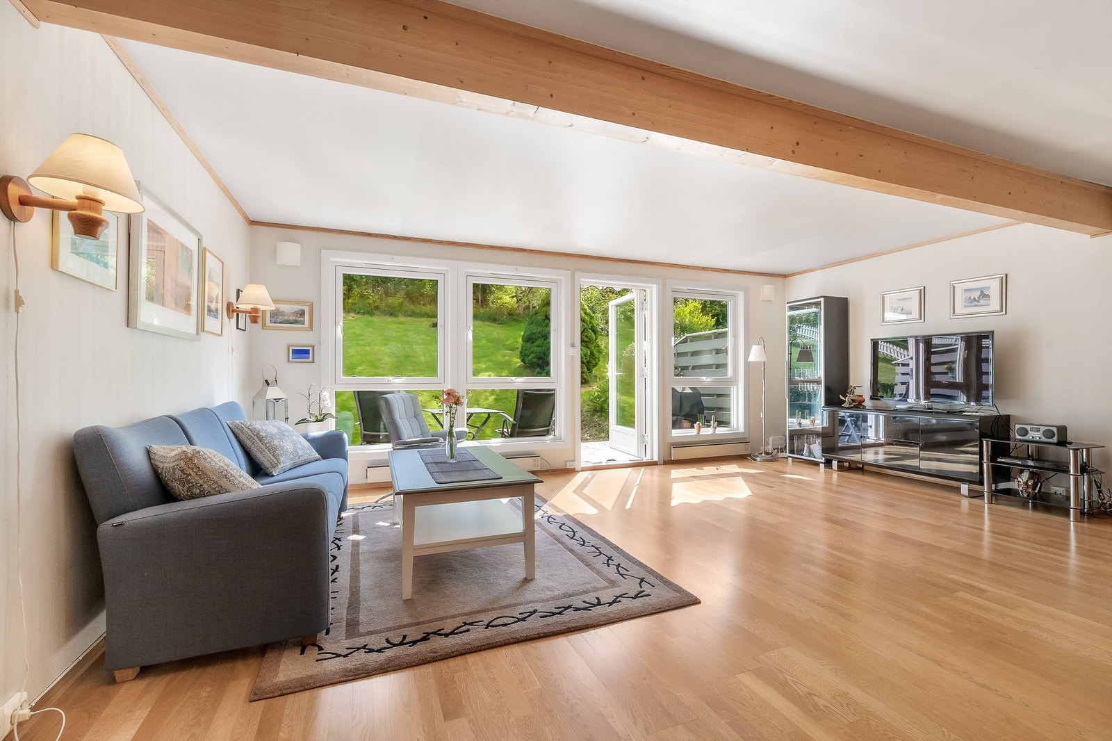 Store vindusflater som slipper inn rikelig med lys og skaper en lys og luftig atmosfære. Galleribilde