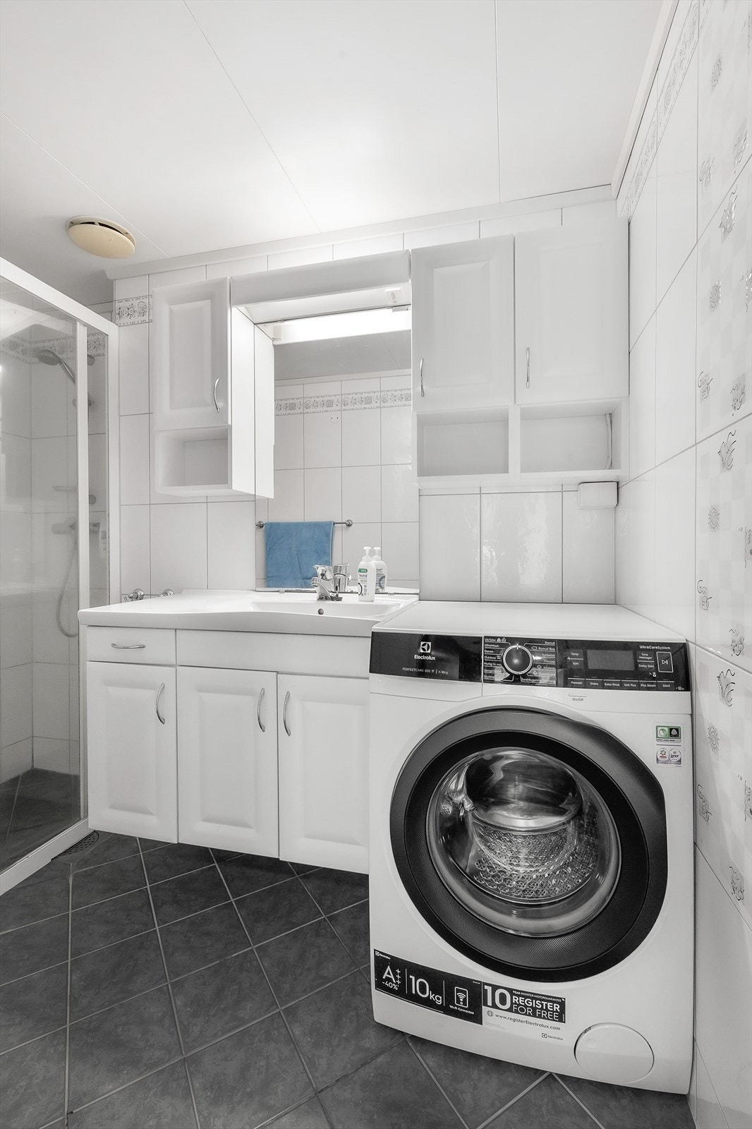 Innredningen består blant annet av servantinnredning med nedfelt servant. Videre har badet et praktisk dusjhjørne med vegger. Det er opplegg for vaskemaskin. Galleribilde