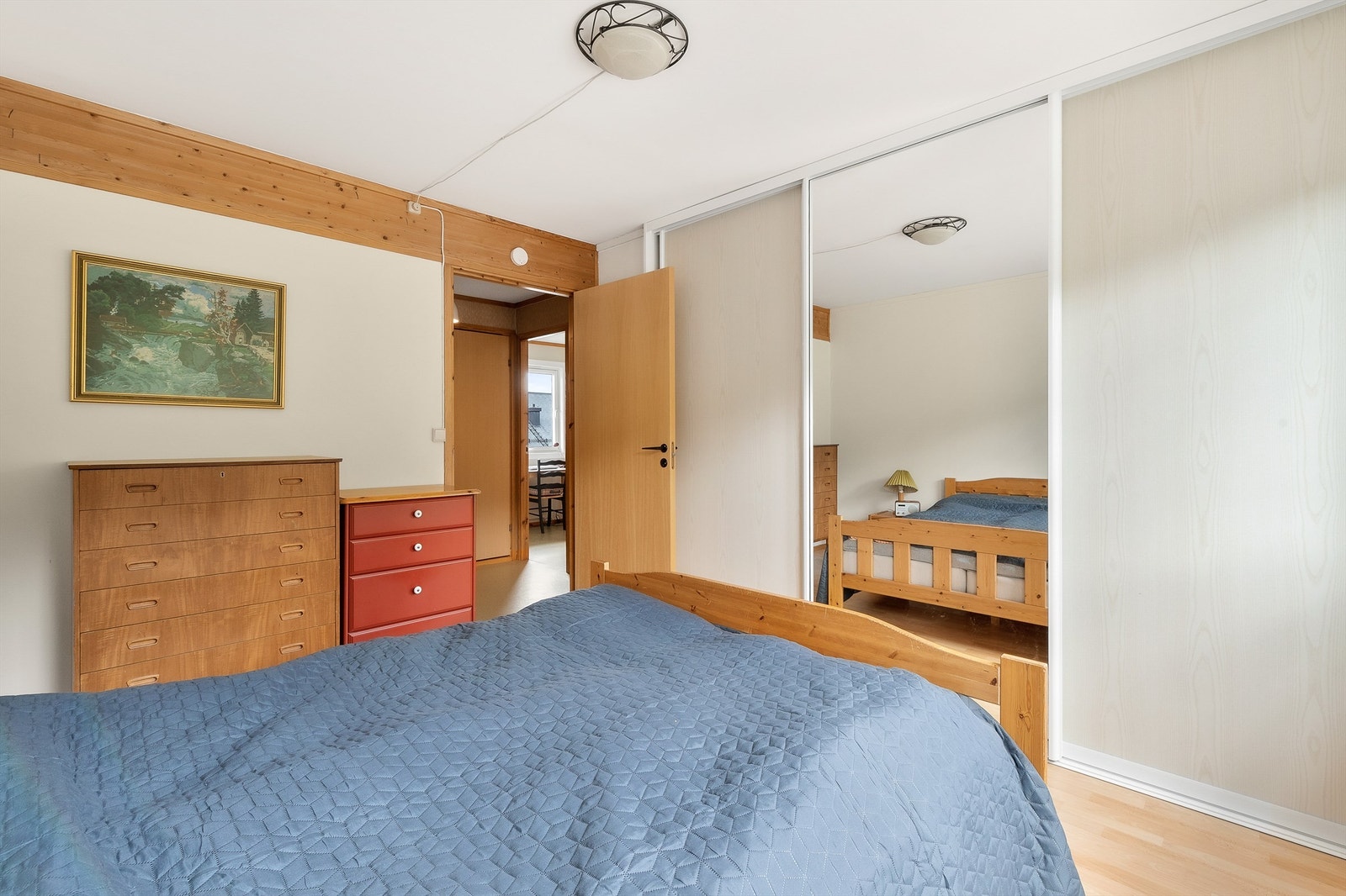 Det er rikelig med oppbevaringsplass i en romslig skyvedørsgarderobe. Galleribilde