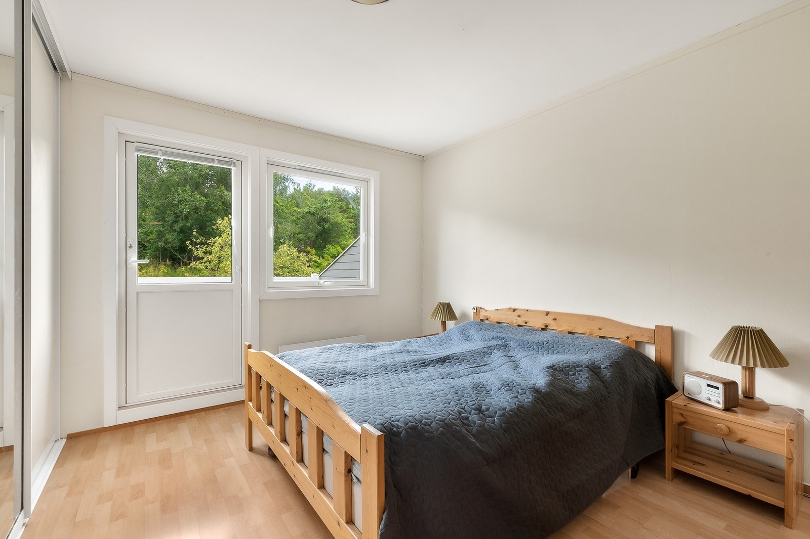 Hovedsoverommet er av god størrelse og kan enkelte innredes med både dobbeltseng og tilhørende nattbord. Galleribilde