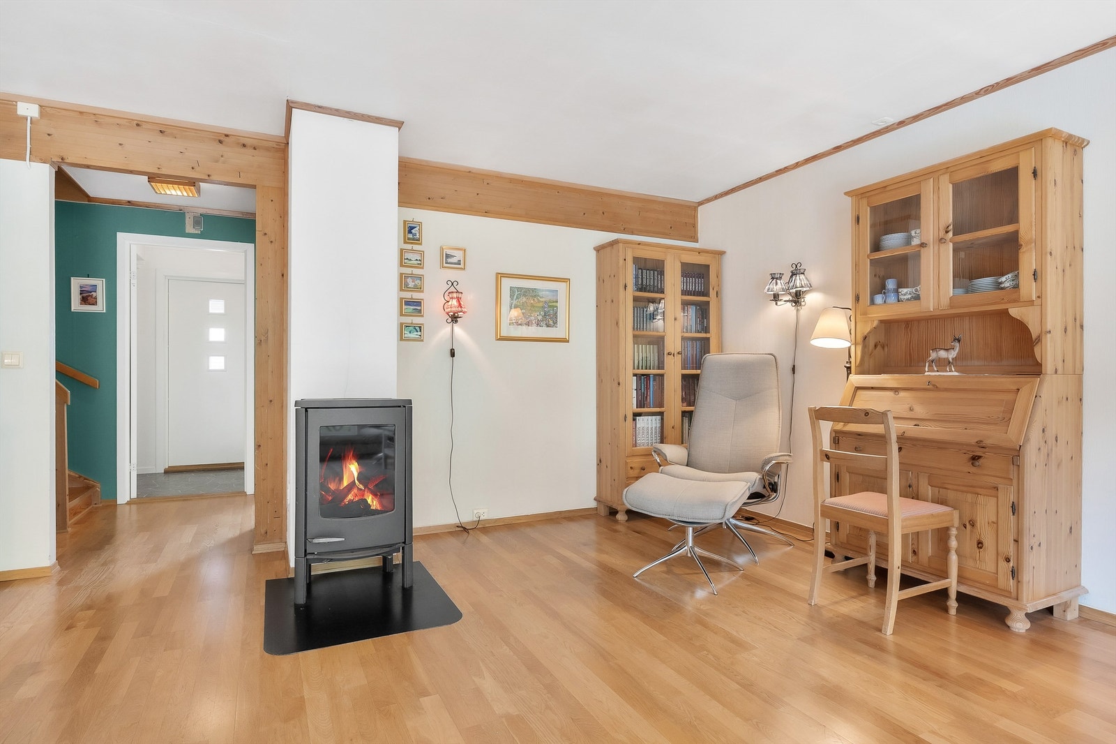 I stuen finner du også en hyggelig vedovn - perfekt for kalde vinterkvelder. Galleribilde