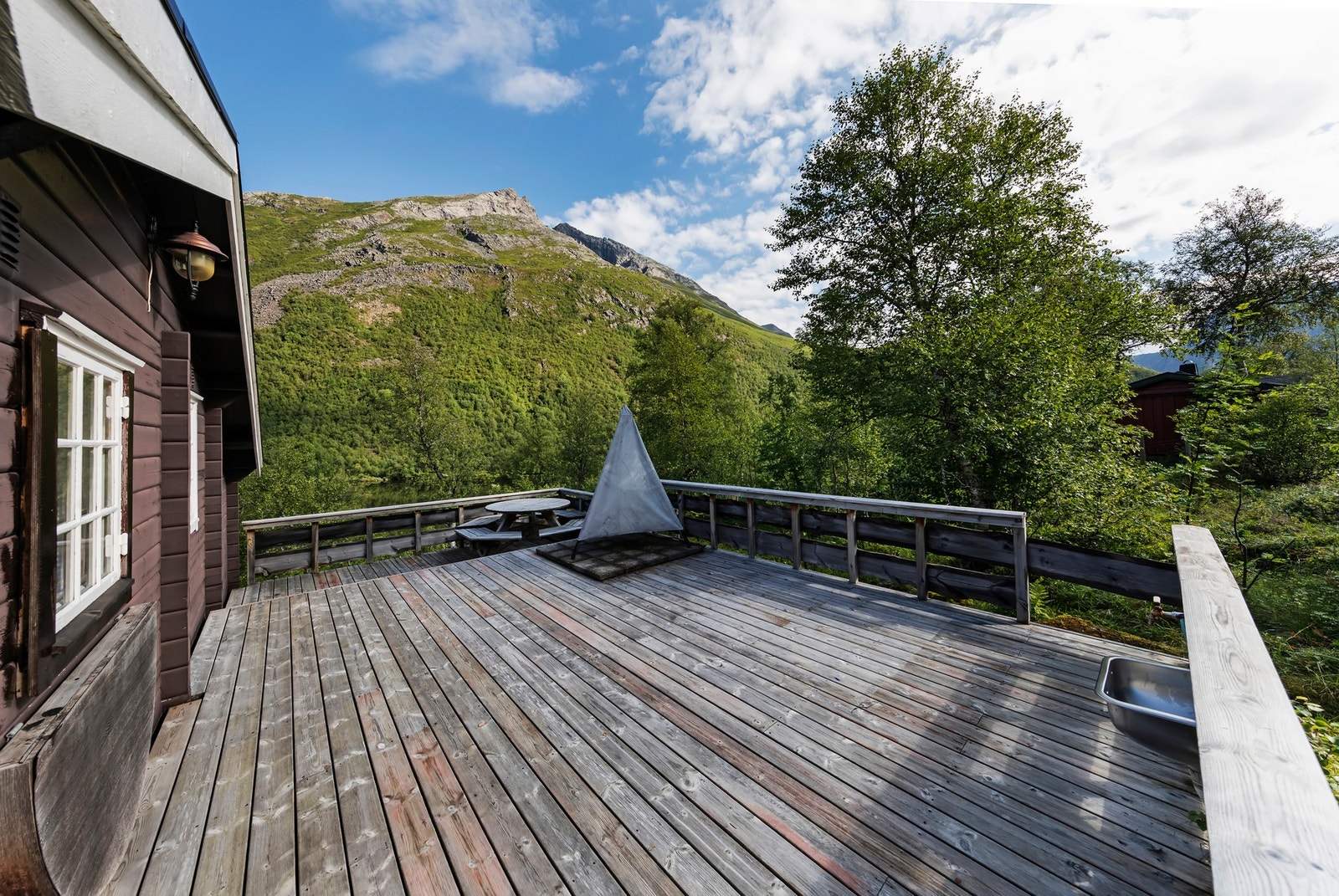 Sommervann med vask montert på rekkverket Galleribilde