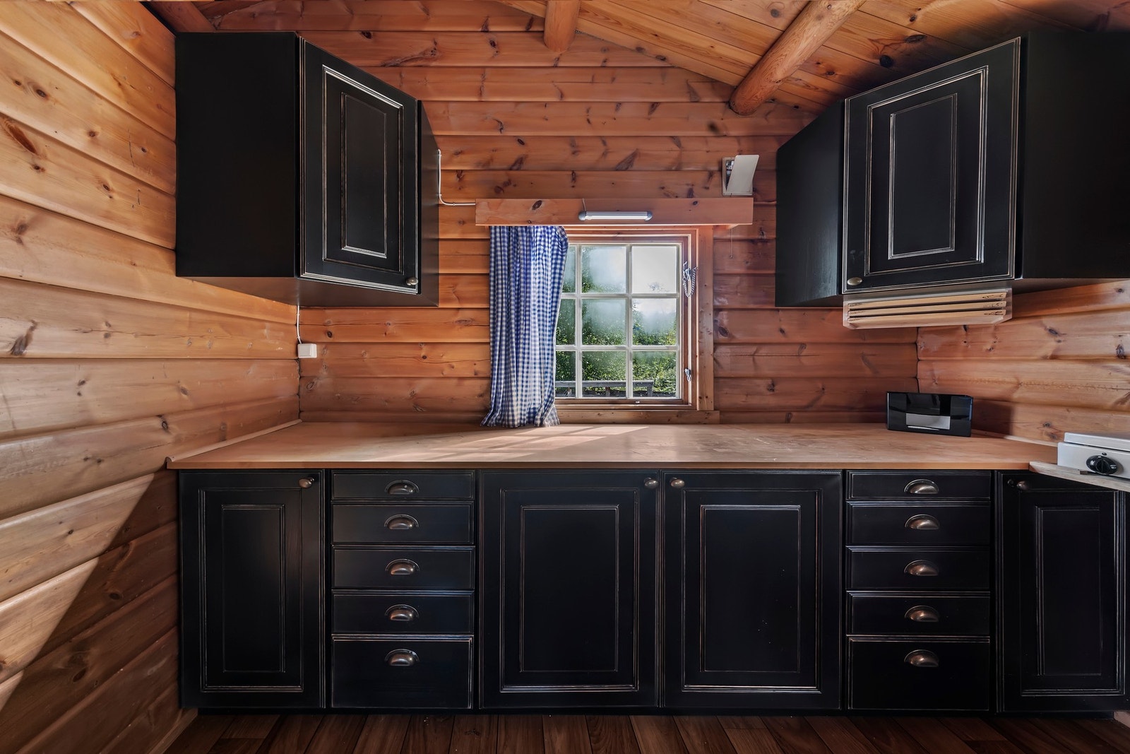 Kjøkkeninnredning med benkeplate i heltre Galleribilde