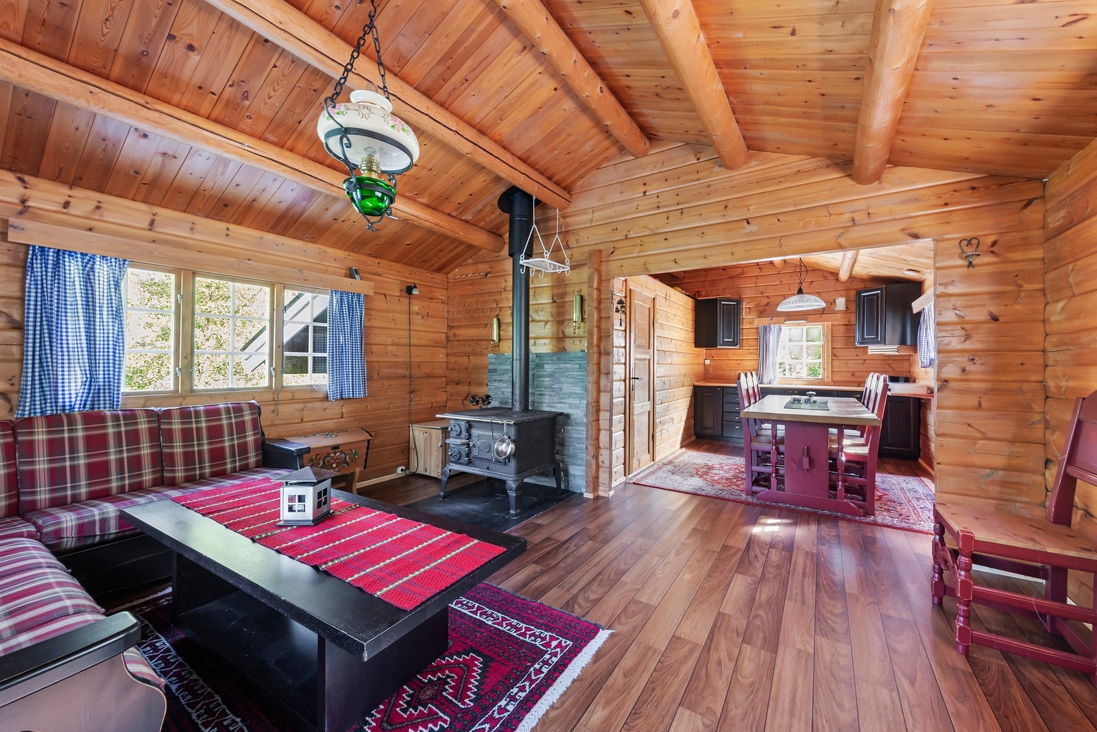 Stuen har vedovn til oppvarming Galleribilde