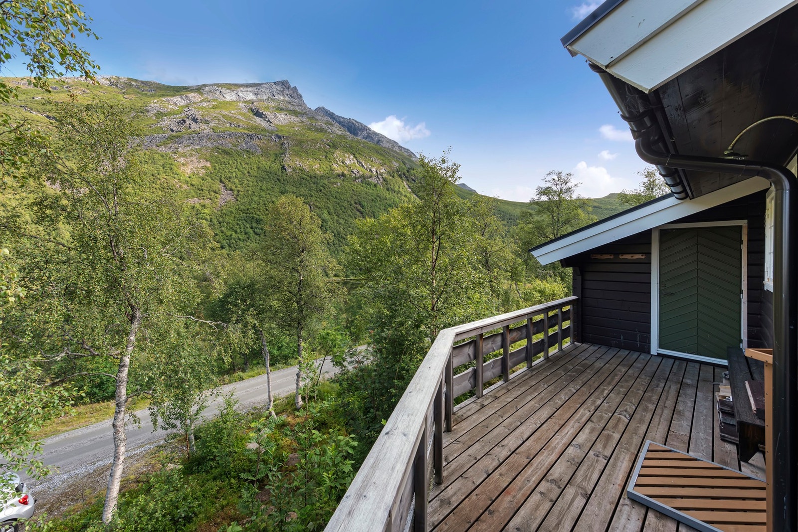 Bilvei neste helt frem med parkering langs veien Galleribilde