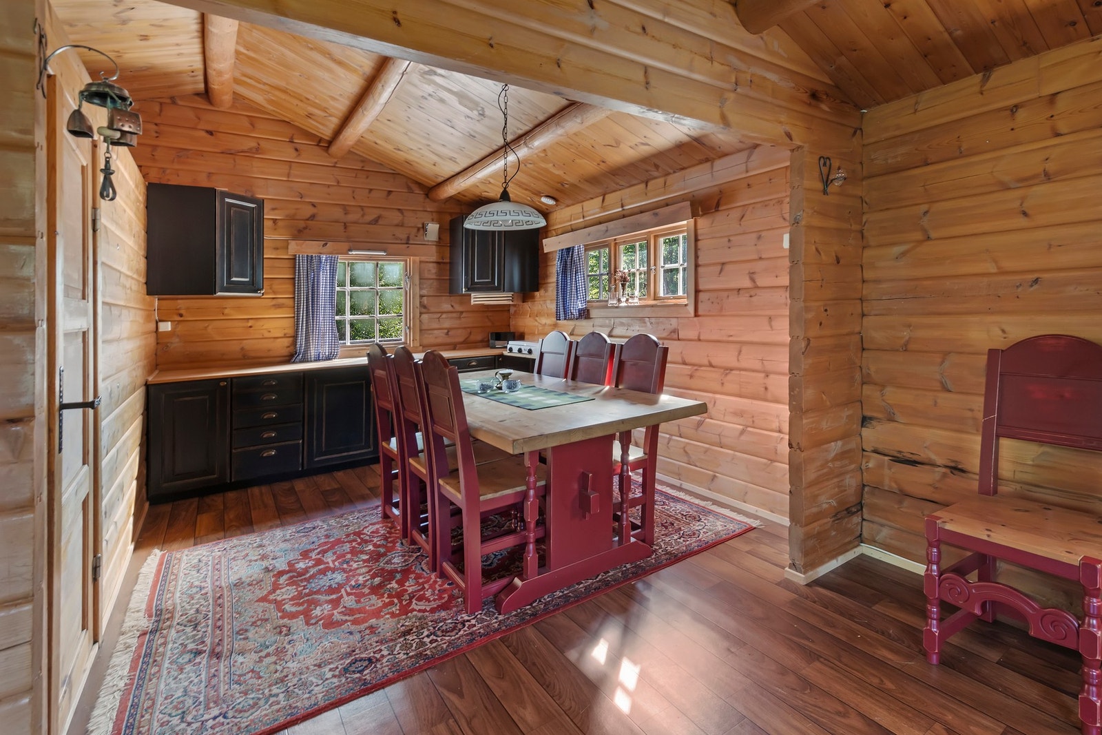 Kjøkken med enkel innredning og god plass til spisebord Galleribilde