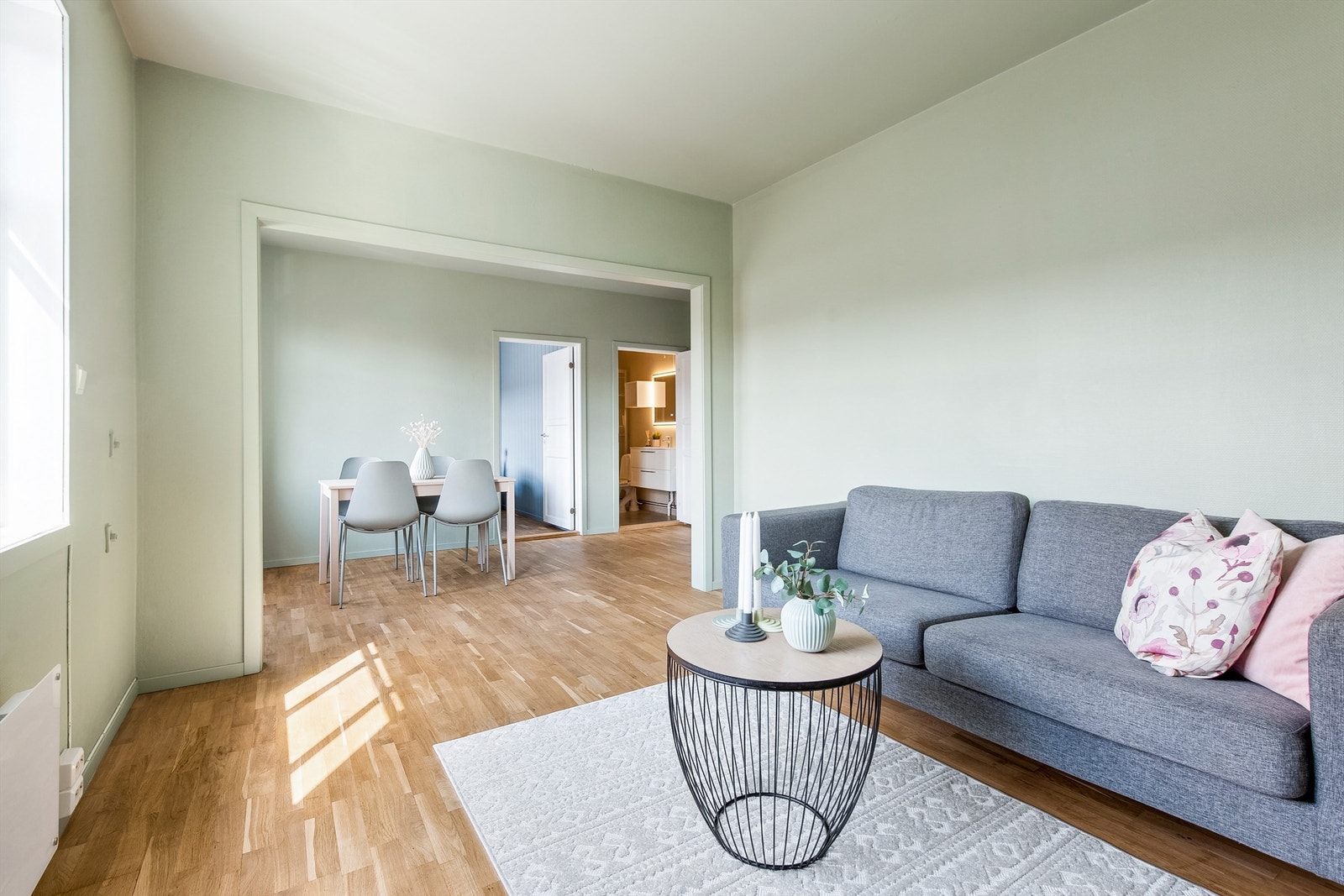 Koselig stue, med rom for ulike møbleringsalternativer. Galleribilde