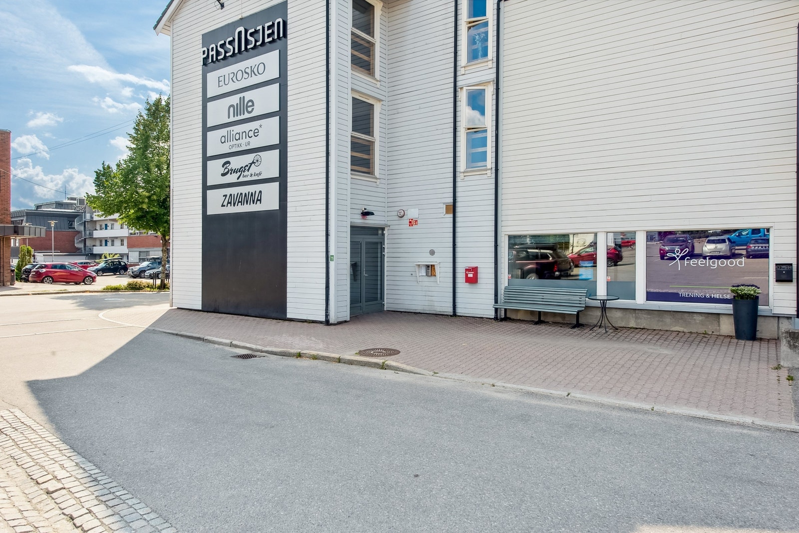 Fasade fra Herredshusplassen. Adkomst fra den siden skjer via rampe opp en etasje. Galleribilde