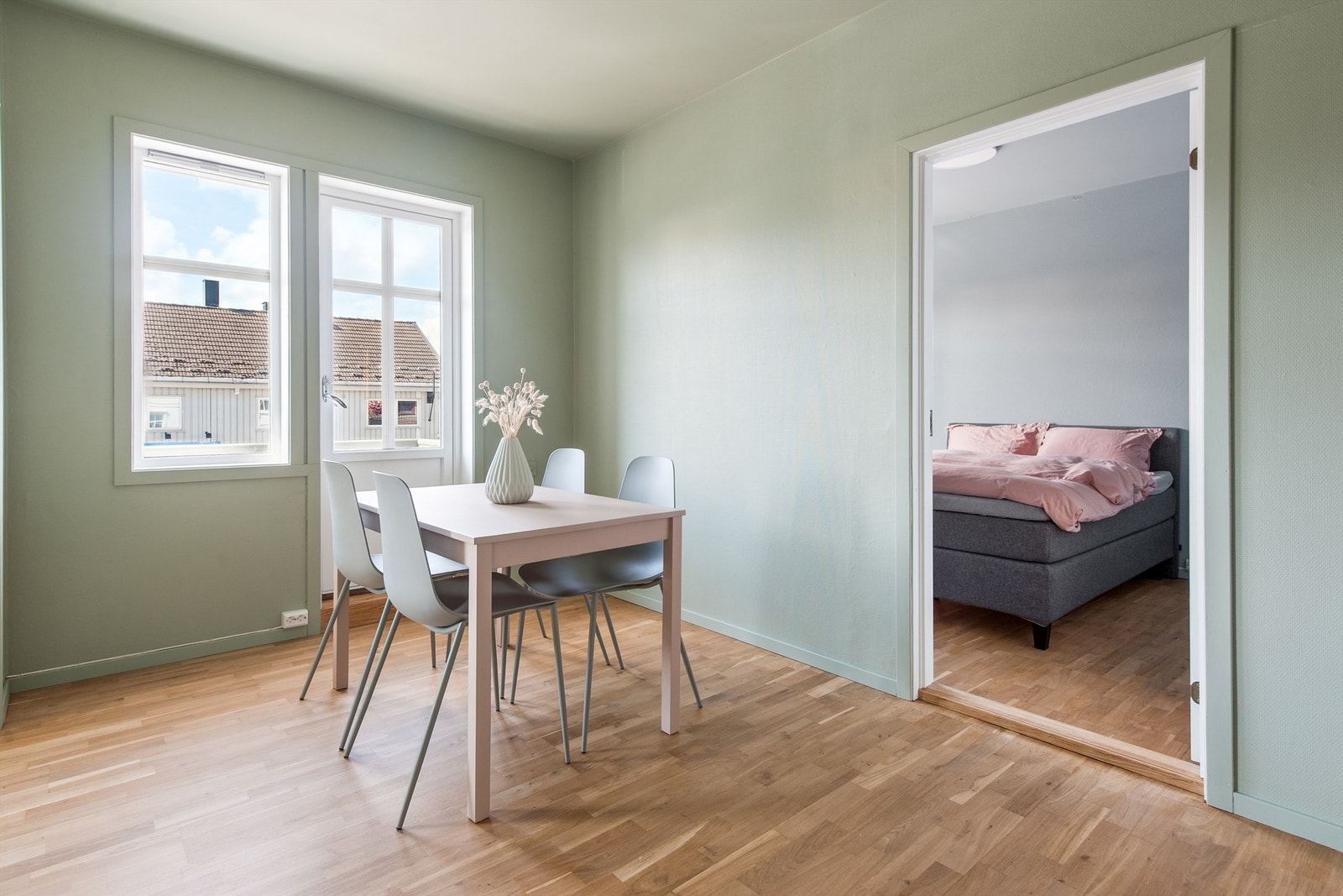 Spisestue med utgang til balkong. Galleribilde