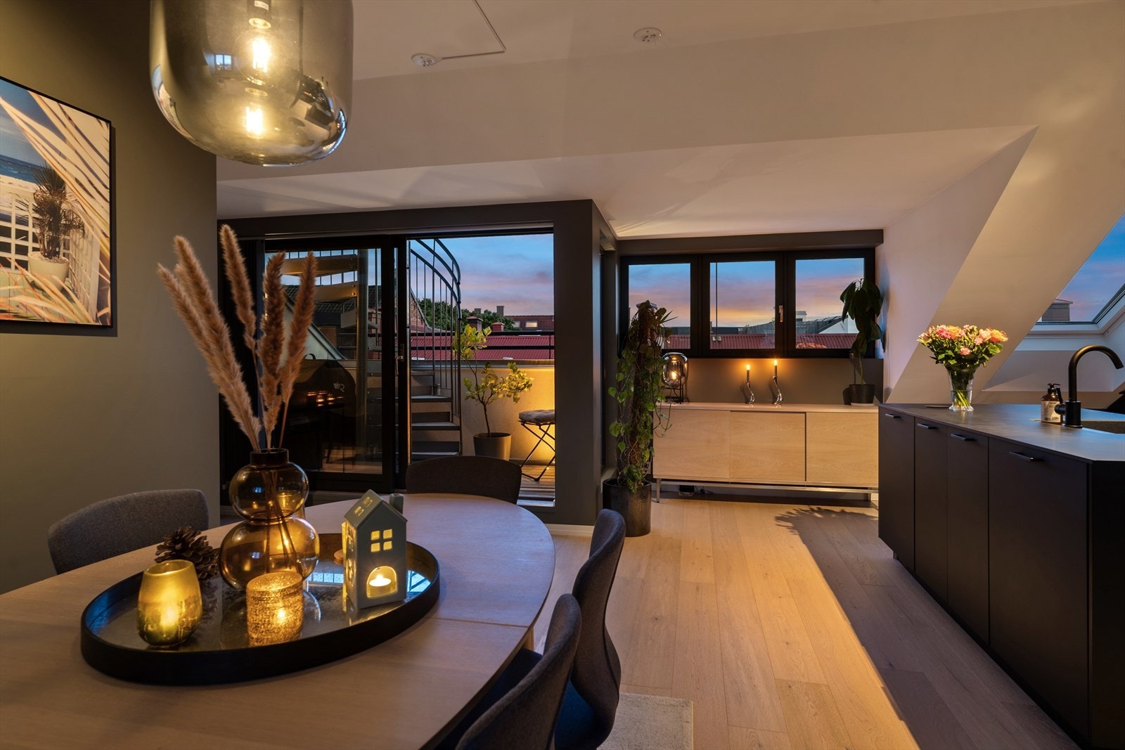 Utgang fra stue til en terrasse på 3,5 kvm med spiraltrapp til egen privat takterrasse. Galleribilde