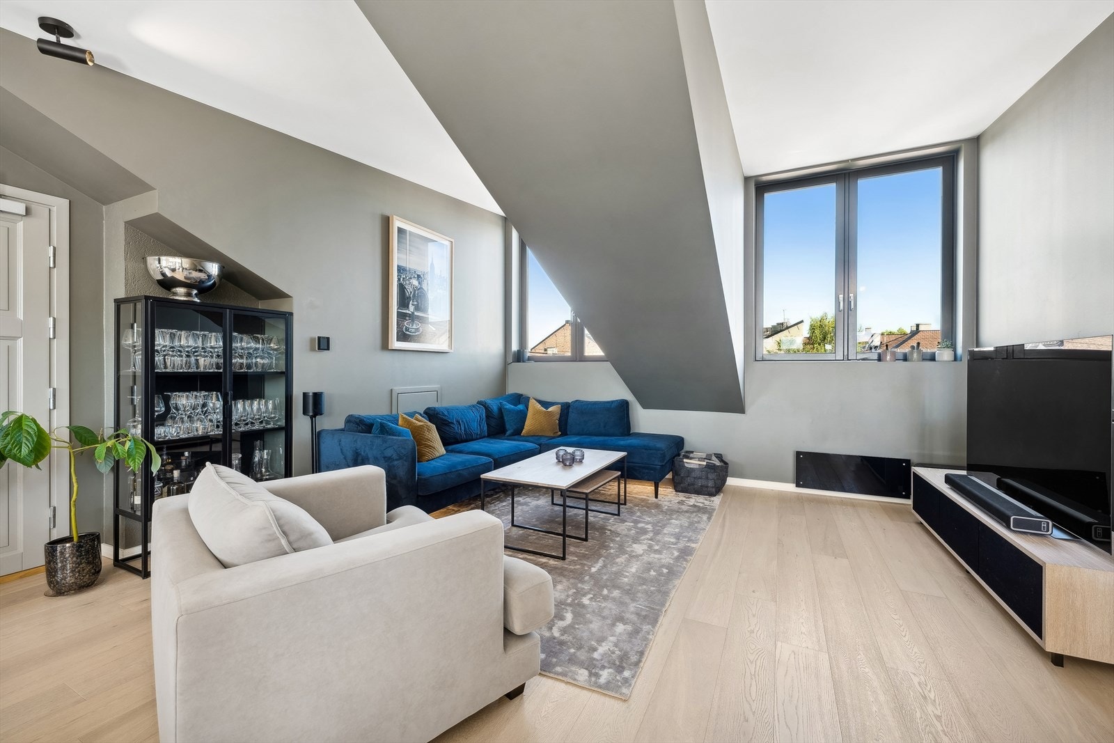 Stuen har en naturlig inndeling for en stor lounge/TV-seksjon. Galleribilde