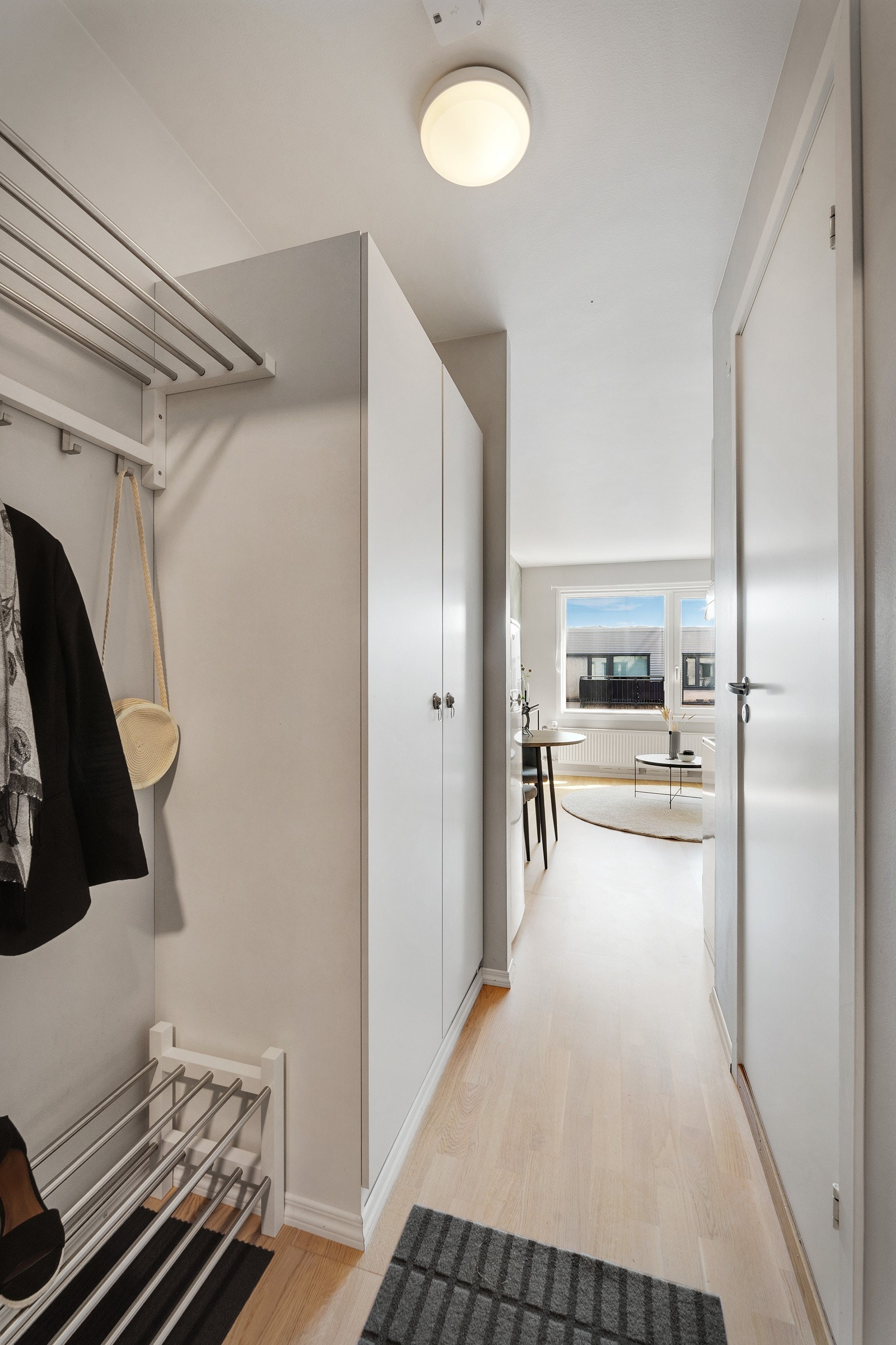Entrèen inneholder garderobeskap, samt hylleløsning for sko og oppheng for jakker. Galleribilde