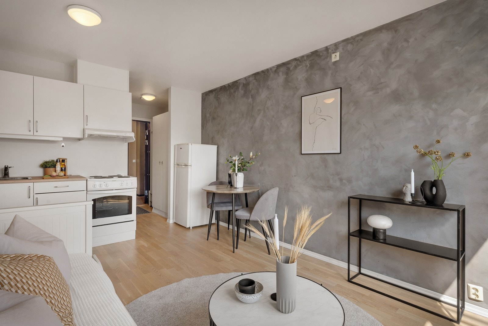 Det er gode muligheter til å utvide kjøkken med mer skapplass eller sette opp annen løsning for mer oppbevaring Galleribilde