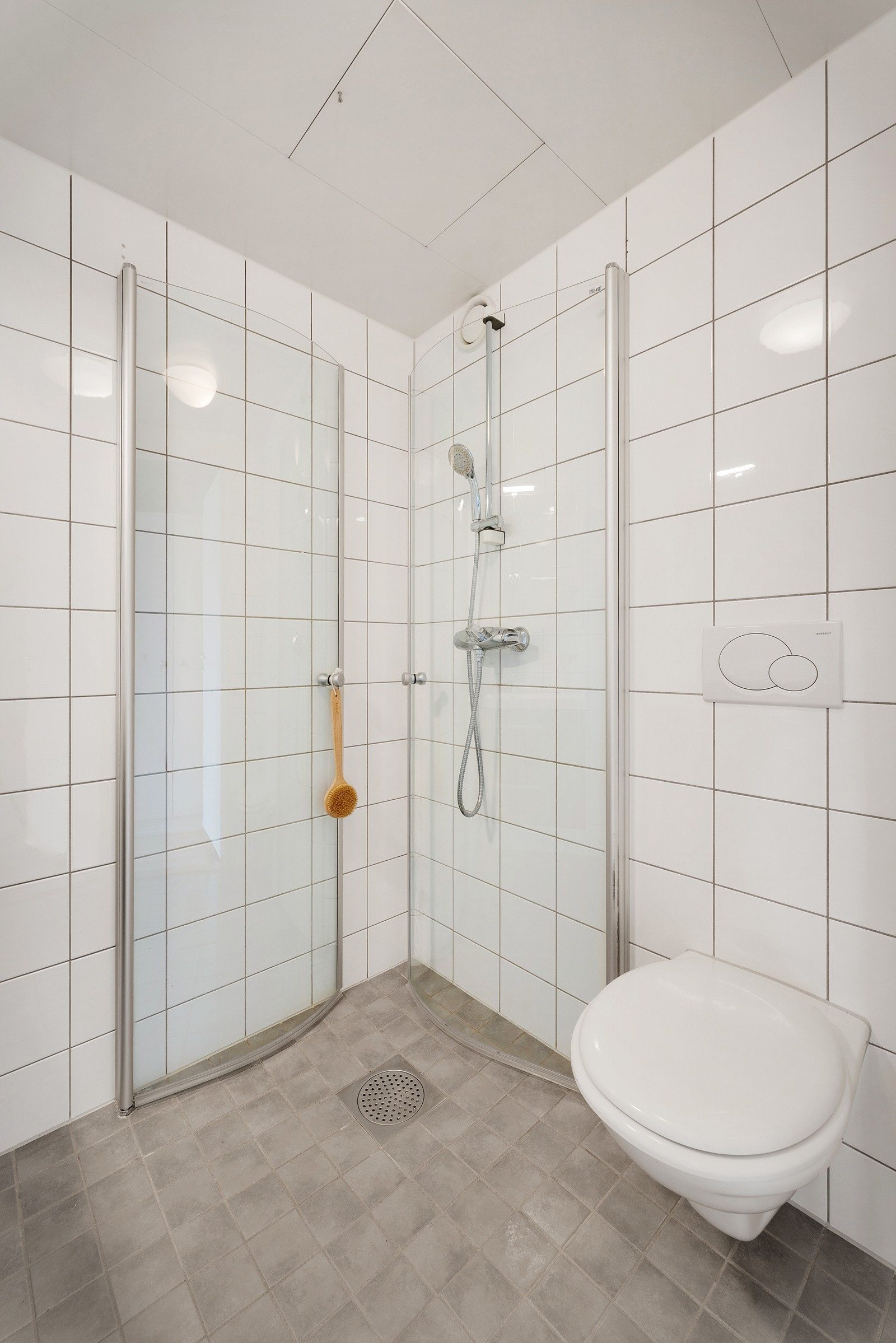 Badet inneholder rør-i-rør, vegghengt wc, servant med over og underskap, dusj og opplegg for vaskemaskin. Galleribilde