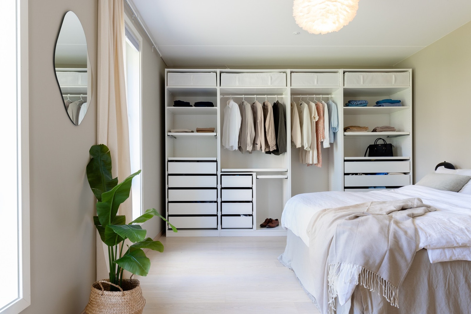 Her er det rikelig med plass til en stor seng og en stor garderobe Galleribilde
