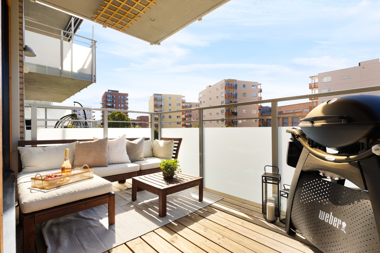 Balkongen er sydvestvendt og har plass til en loungegruppe og grill Galleribilde