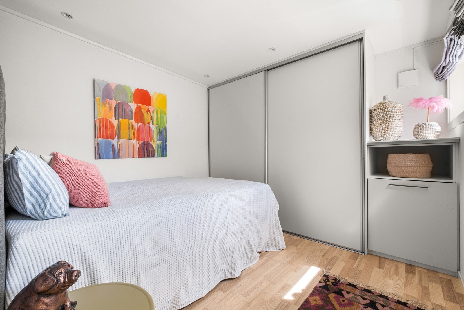 Fra entré/gang har du tilgang til innredet rom som i dag benyttes som soverom. Rommet er utstyrt med skyvedørsgarderobe og det er installert downlights i himling. Galleribilde