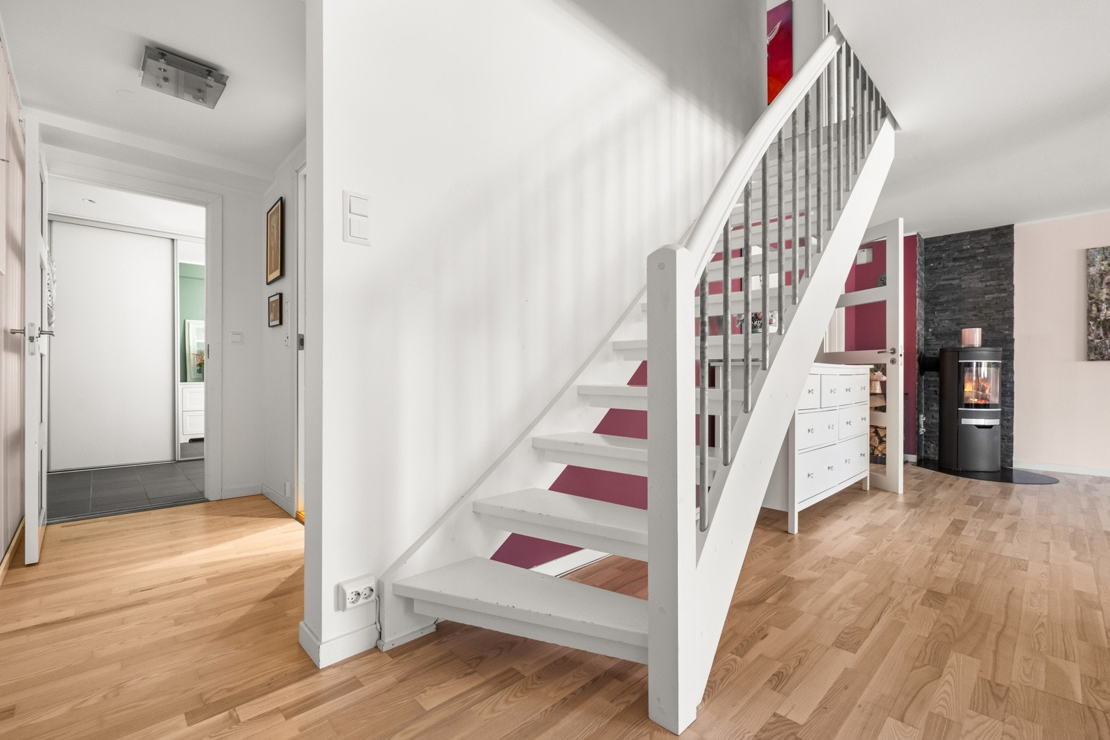 Veggflatene i boligen er i hovedsak glatte og malte. Det er videre noen vegger med tapet og malt smartpanel. Galleribilde