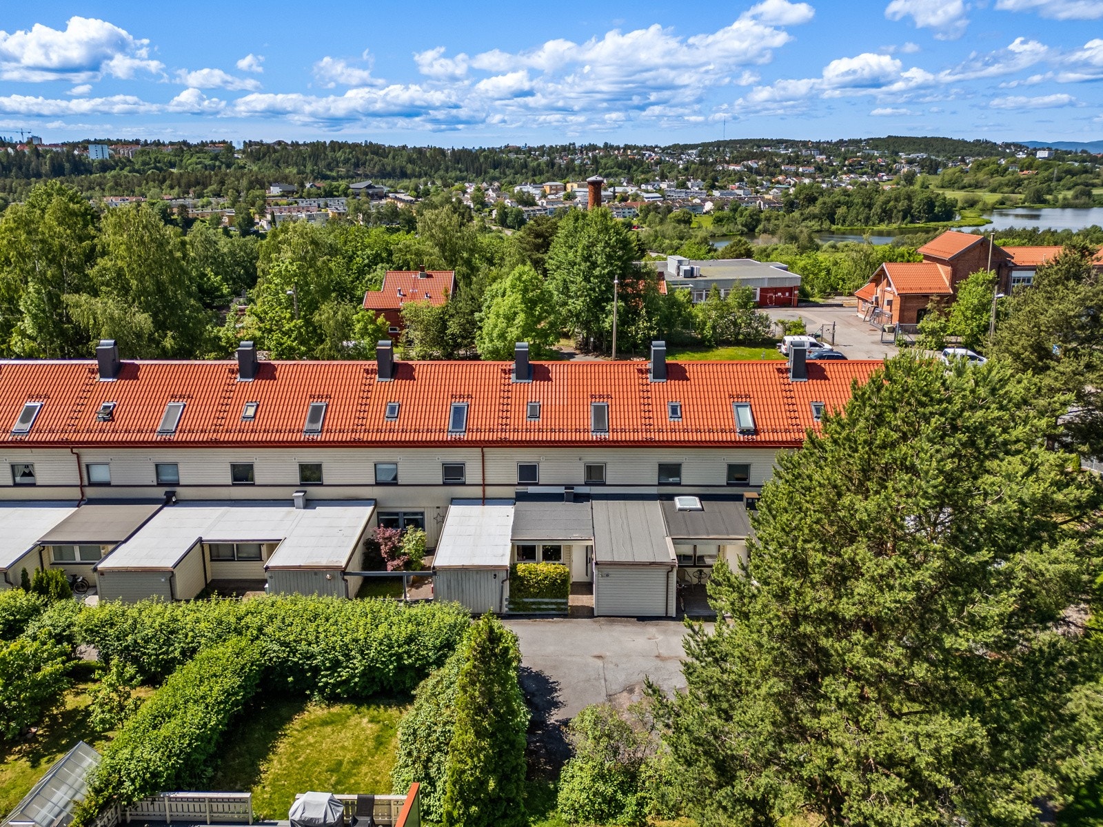 Boligen har en attraktiv beliggenhet i et familievennlig område, omkranset av skog og fine turområder. Galleribilde