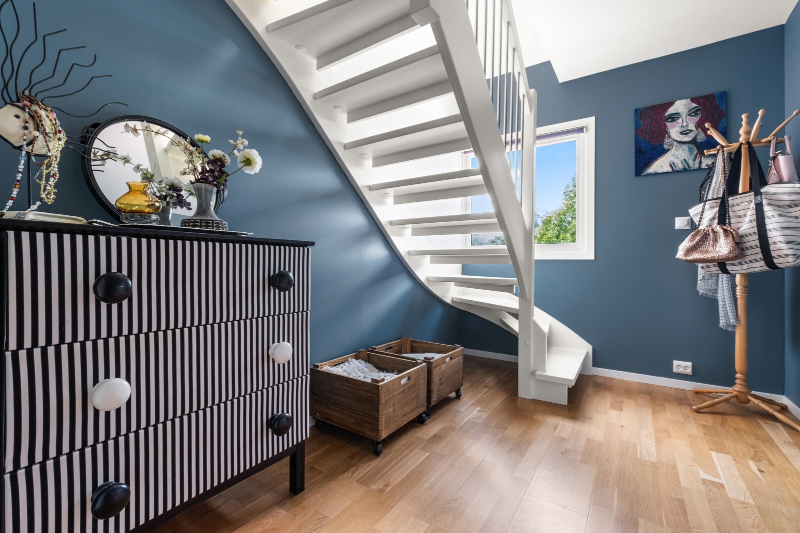 Trapperom med flere bruksmuligheter i tillegg til adkomst opp til loftstuen. Galleribilde
