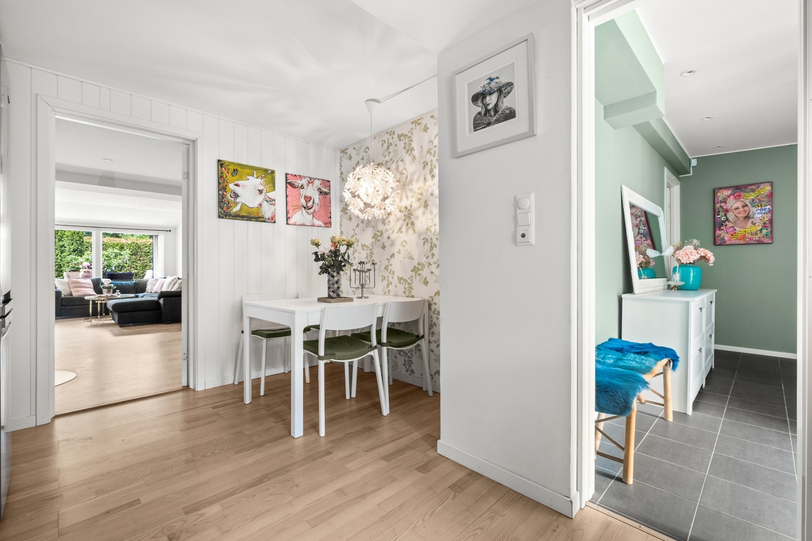 Boligen er gjennomgående og har vinduer som vender mot øst og vest. Dette gir et godt lysinnslipp og en god romfølelse. Galleribilde