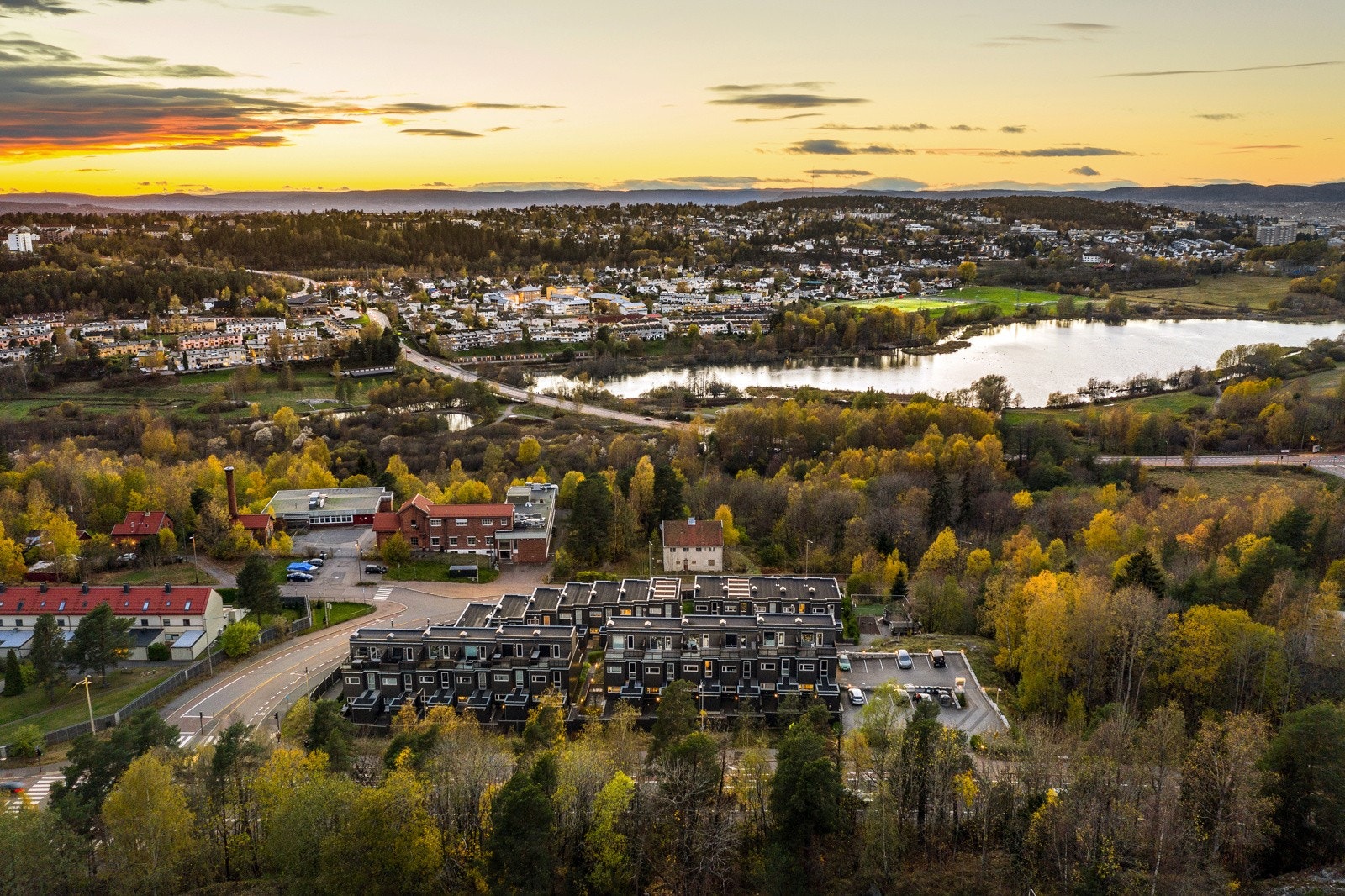 Området gir god mulighet for offentlig kommunikasjon via buss og T-bane. Det er drøye fem minutters gange til Bogerud T-banestasjon hvor linje 3 tar deg mot sentrum eller Skullerud. Galleribilde