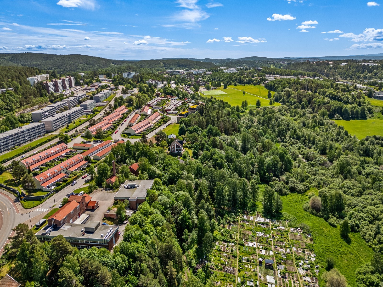 Det er nærhet til skoler og barnehage, og en liten spasertur fører til Østensjøvannet og områdene rundt som innbyr til rekreasjon. Galleribilde