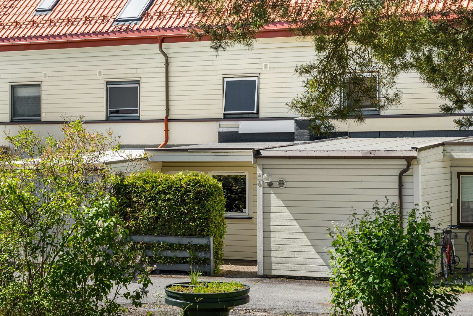 Hyggelig inngangsparti med adkomst fra gangvei. Galleribilde