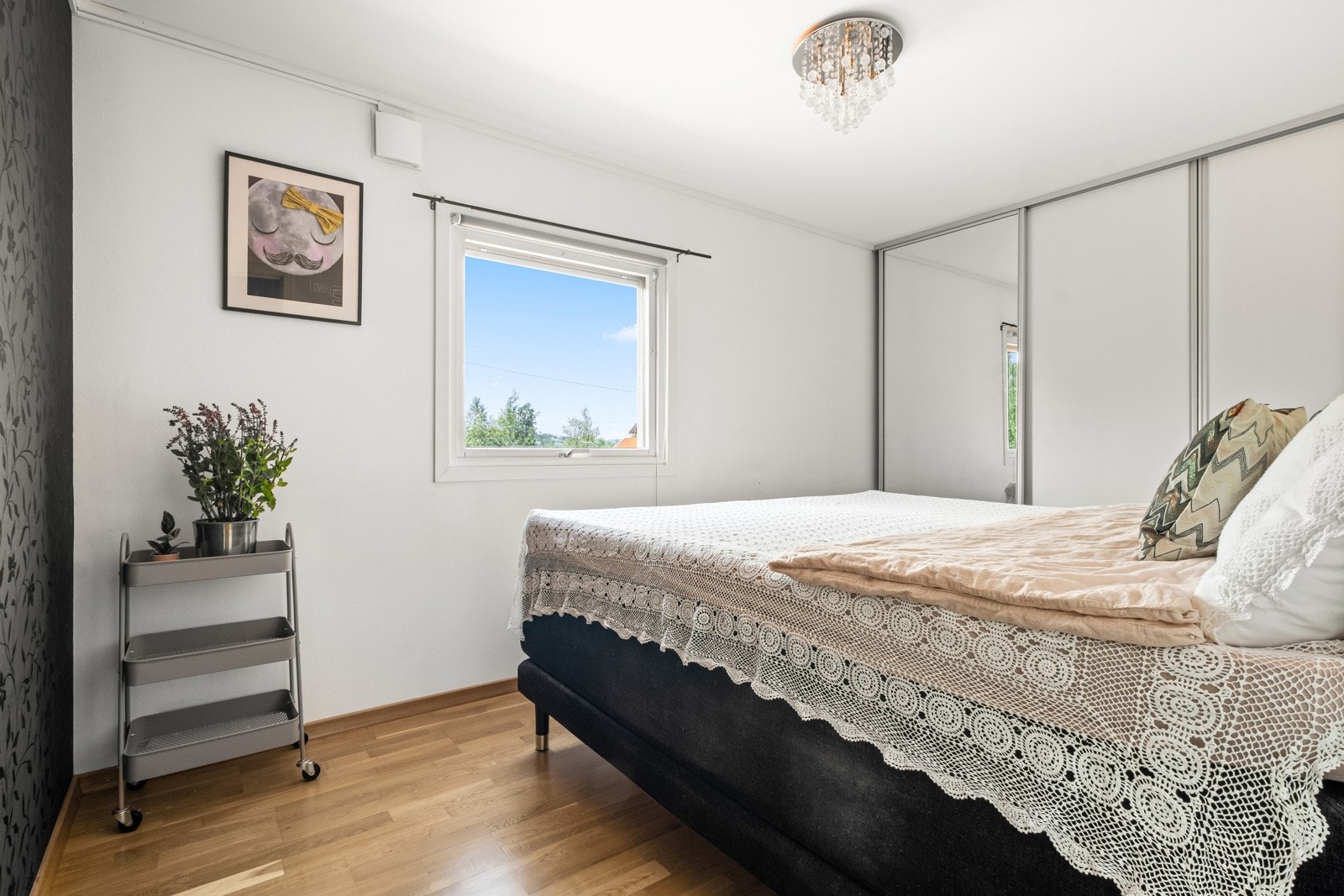 Boligen har to gode soverom i 2.etasje. Hovedsoverommet er av meget god størrelse og har skyvedørsgarderobe for klesoppbevaring. Galleribilde