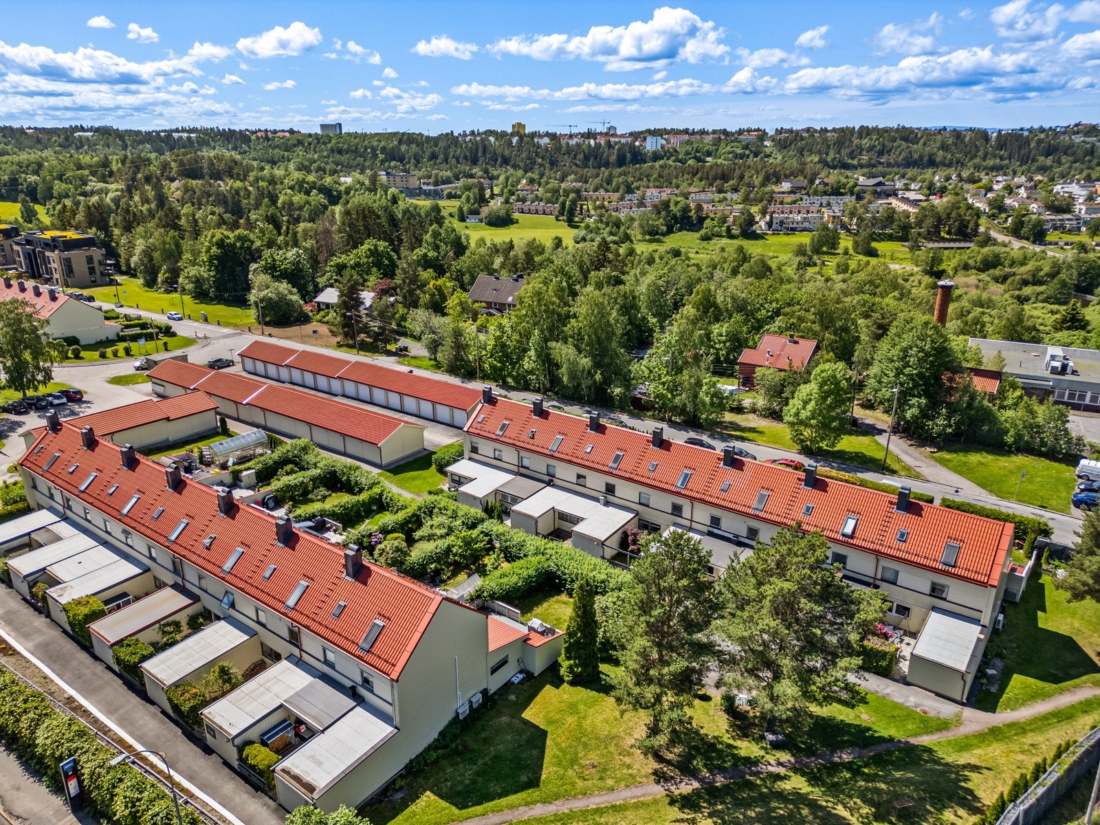 Borettslaget har pent opparbeidet fellesområder, med diverse beplantning, gangveier og lekeplass. Boligen er bygd på i to omganger. Galleribilde