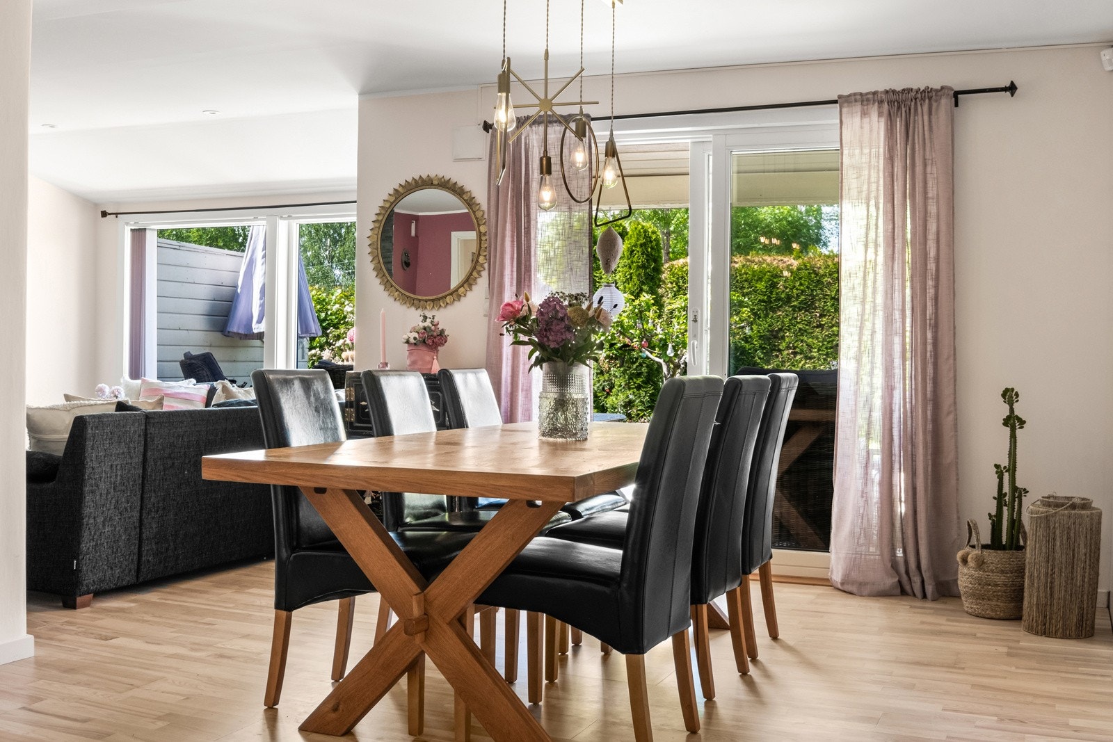 Her kan måltidene nytes i hyggelig lag. Vinduene i 1.etasje har isolerglass, merket med produksjonsår 2011/2014. Terrassedør (skyvedør) er også fra 2014. Galleribilde