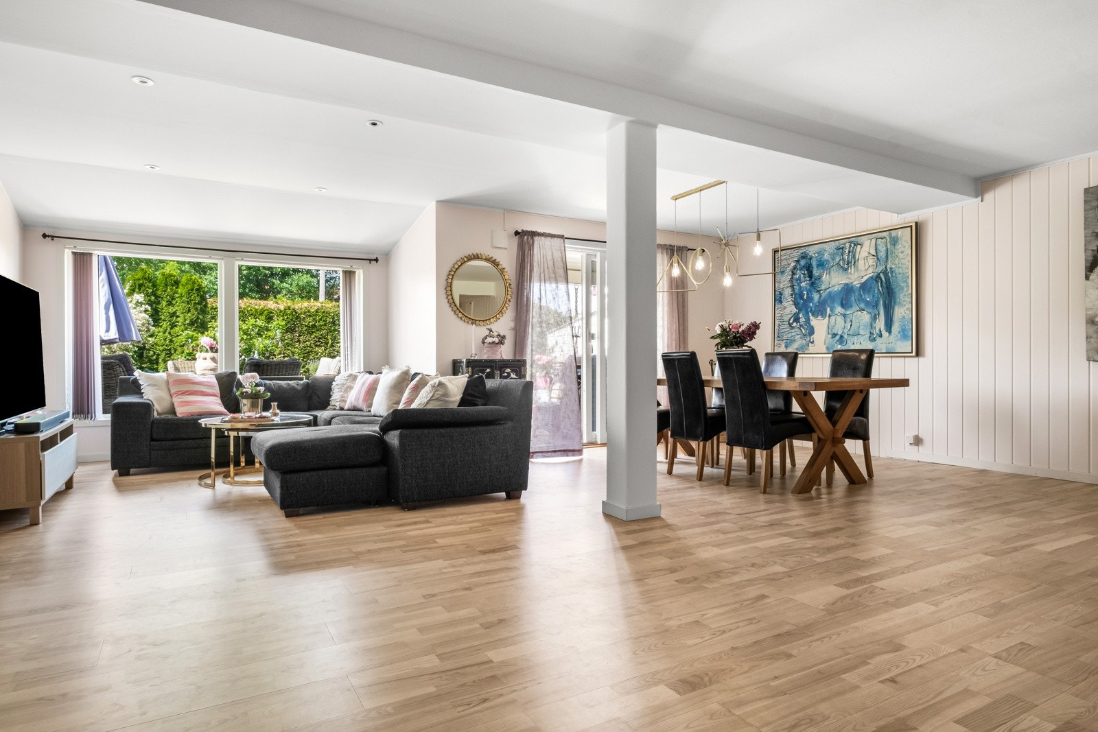 Velkommen inn! Boligen har en stor og møbleringsvennlig stue, med god plass til sofagruppe med tilhørende TV-møbler og spiseseksjon. Galleribilde