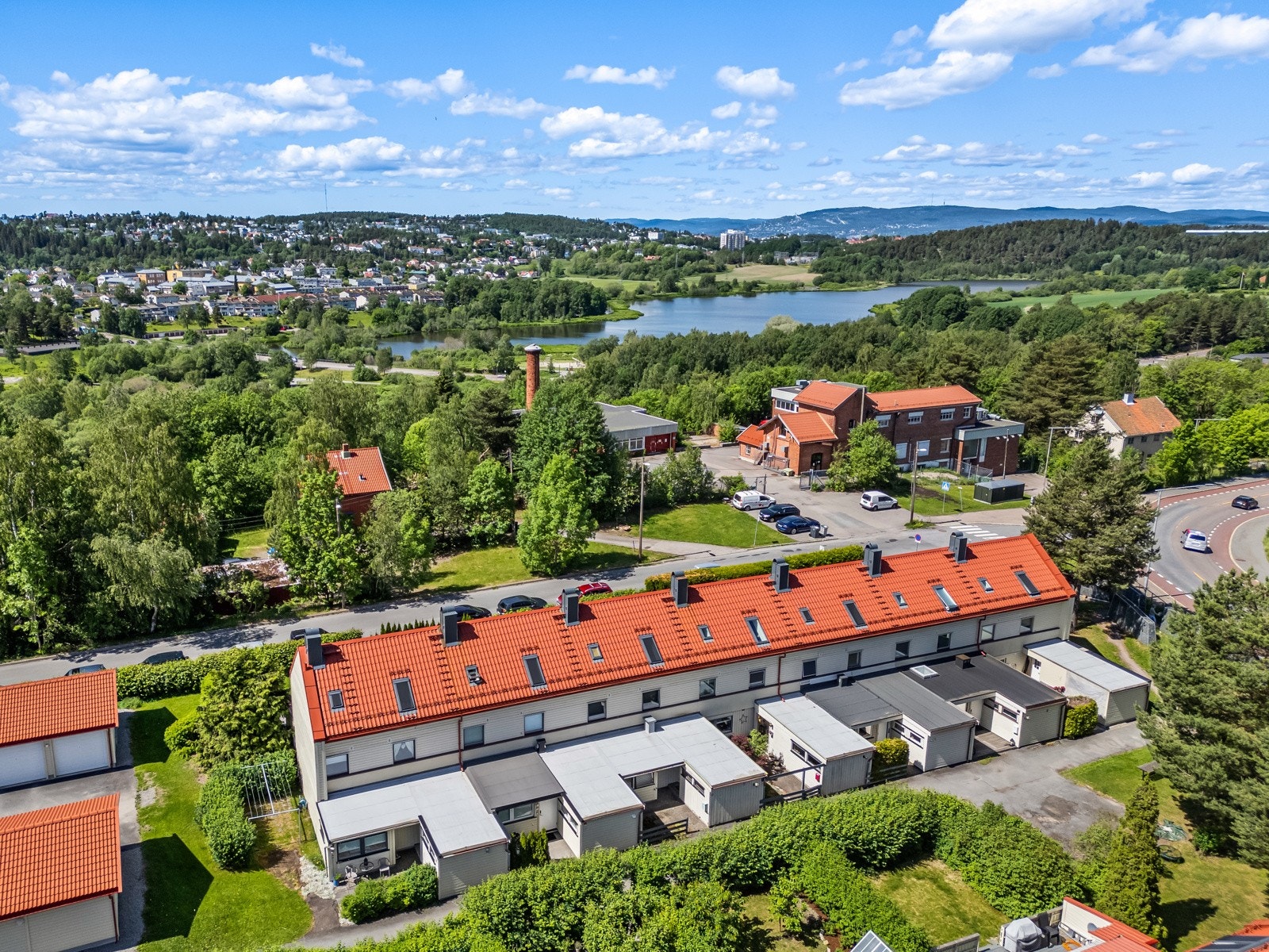 Boligen har god intern beliggenhet med nærhet til flotte turområder i Østmarka og ved Østensjøvannet. Galleribilde