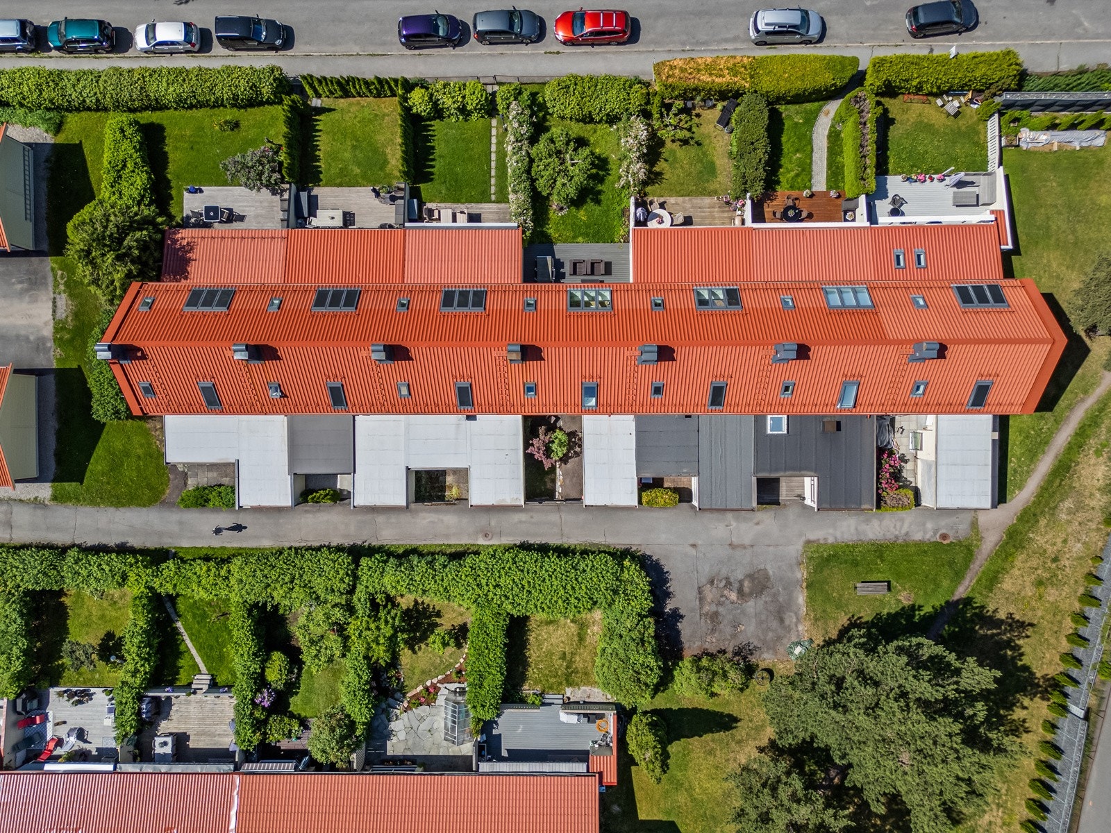 Oversiktsbilde av rekkehuset. Boligen ligger som nr 3 fra høyre. Galleribilde